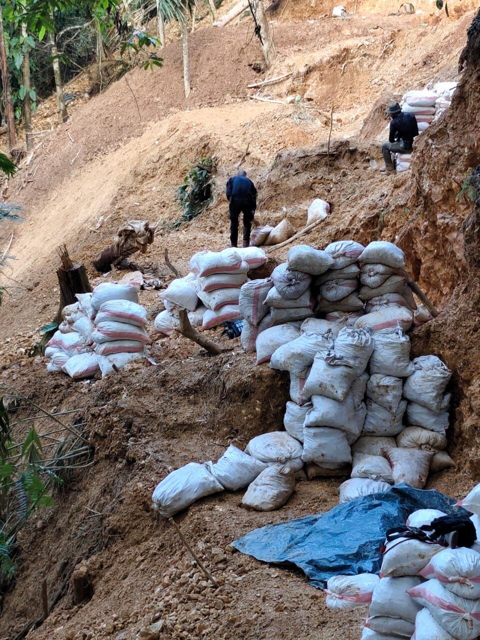 1.200 sacos con material minero fue decomisado por la Policía en el cerro Conchuditas en Crucitas de Cutris, San Carlos.