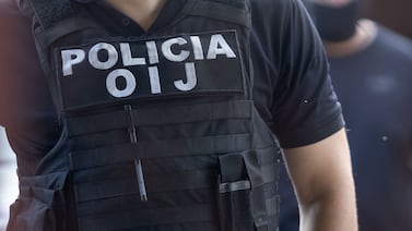 Cajas de zapatos, juguetes, relojes finos y un detenido: OIJ allana bodega en Alajuelita por robo de contenedor