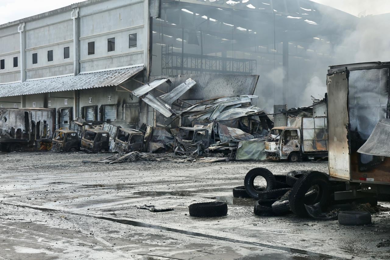 El incendio en unas bodegas de San Rafael Arriba de Desamparados consumió más de 17.000 metros cuadrados, según estimó el Cuerpo de Bomberos.