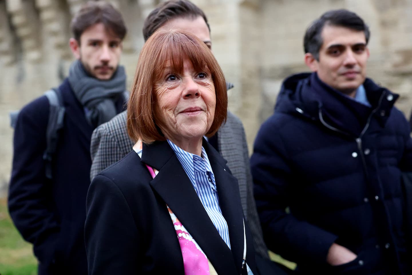 Gisèle Pelicot llega con su abogado Stéphane Babonneau al tribunal de Aviñón antes de escuchar el veredicto en el juicio contra su exesposo Dominique Pelicot y otros 50 acusados por violaciones múltiples y sistemáticas.