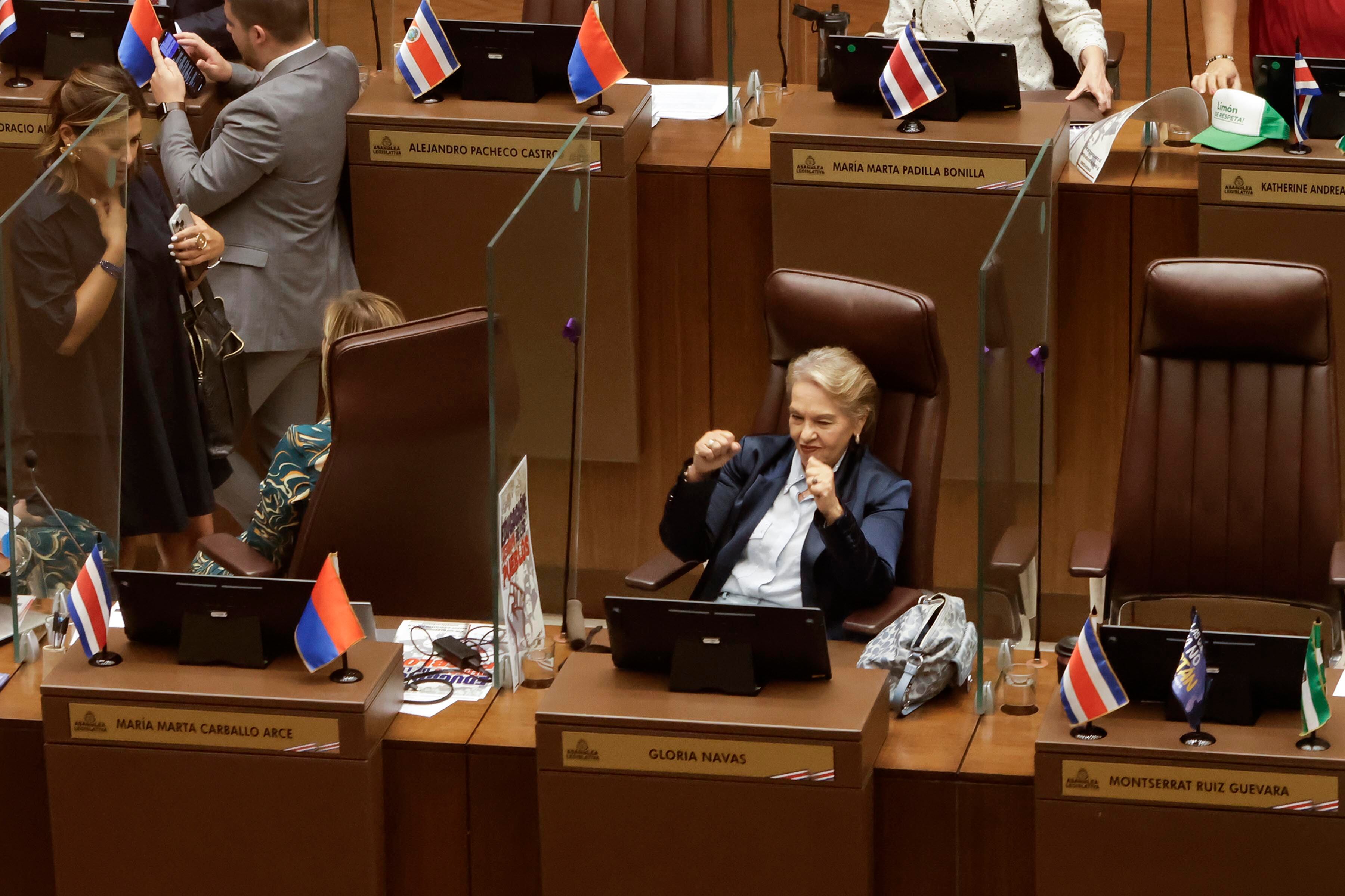 Aprobación voto de censura contra ministra de Educación, Anna Katharina Müller.