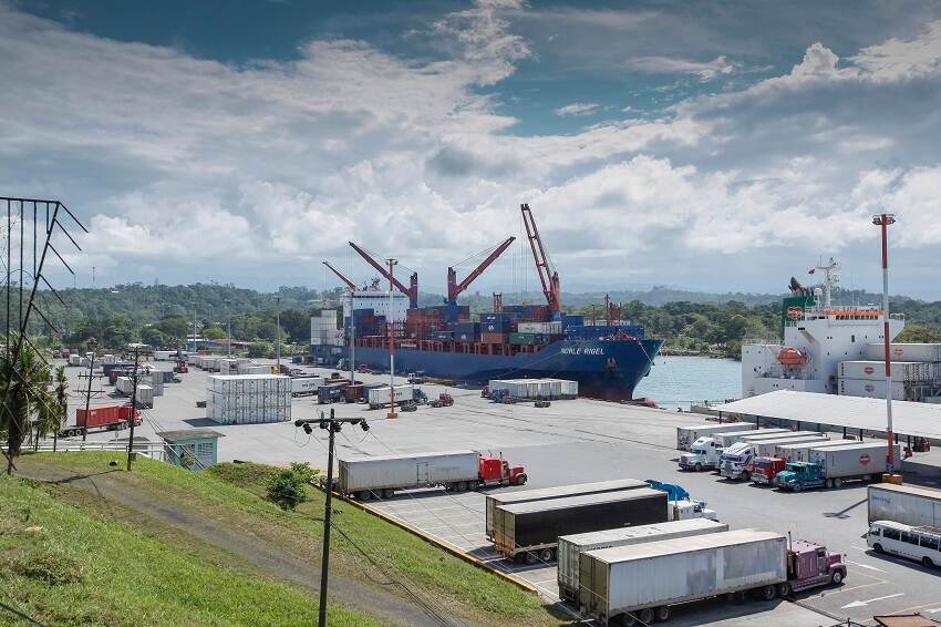 La transparencia en las políticas de comercio exterior fue uno de los factores que incidió para este primer visto bueno, según el Comex. Aquí el movimiento de carga en el muelle de Moín, en Limón.