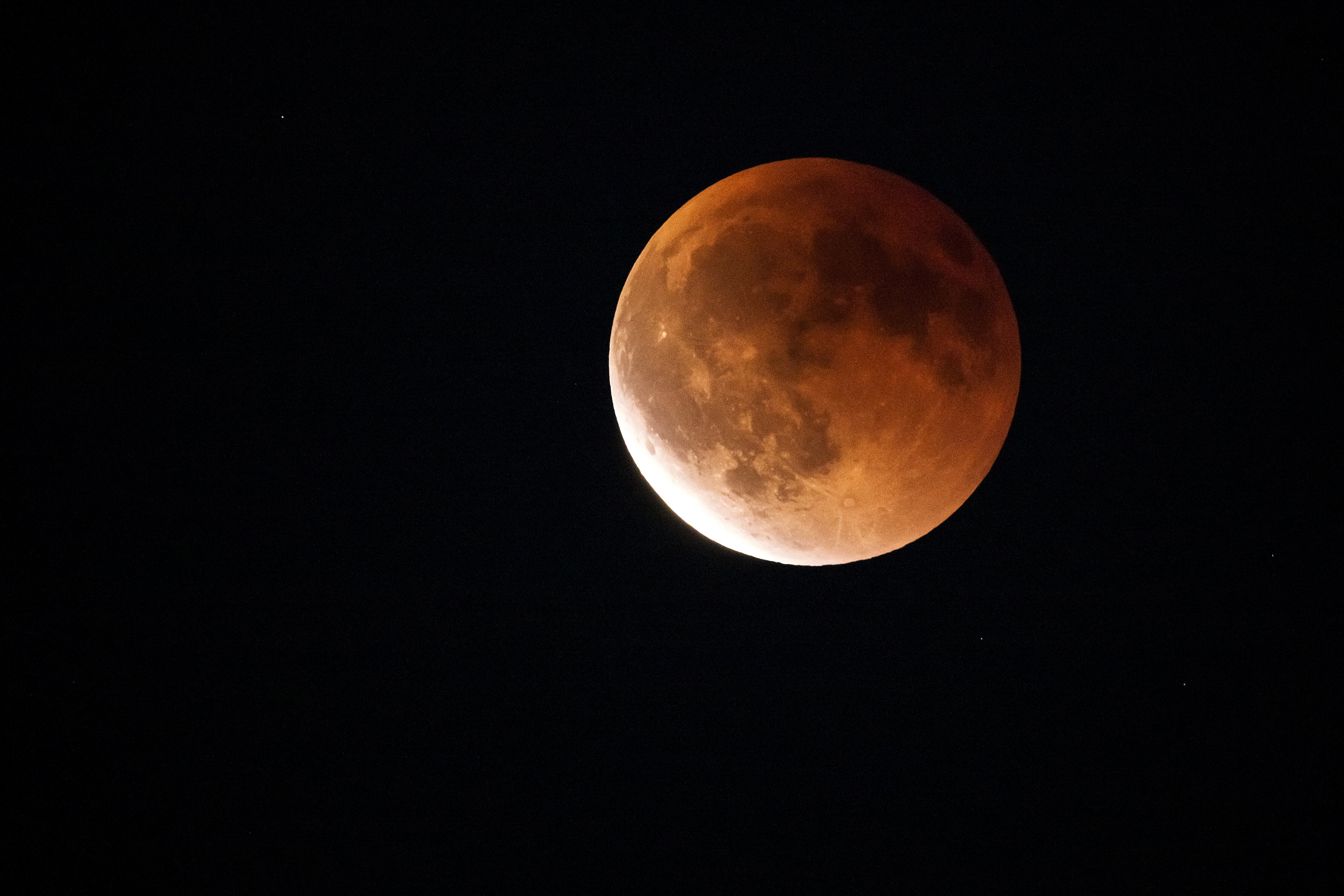 Una luna llena, también conocida como "Luna de Sangre", se verá durante una fase de un eclipse total desde Riex, en el oeste de Suiza, el 7 de septiembre de 2025. Los aficionados a la astronomía tendrán la oportunidad de ver una "Luna de Sangre" el domingo por la noche durante un eclipse lunar total visible en Asia y en franjas de Europa y África.