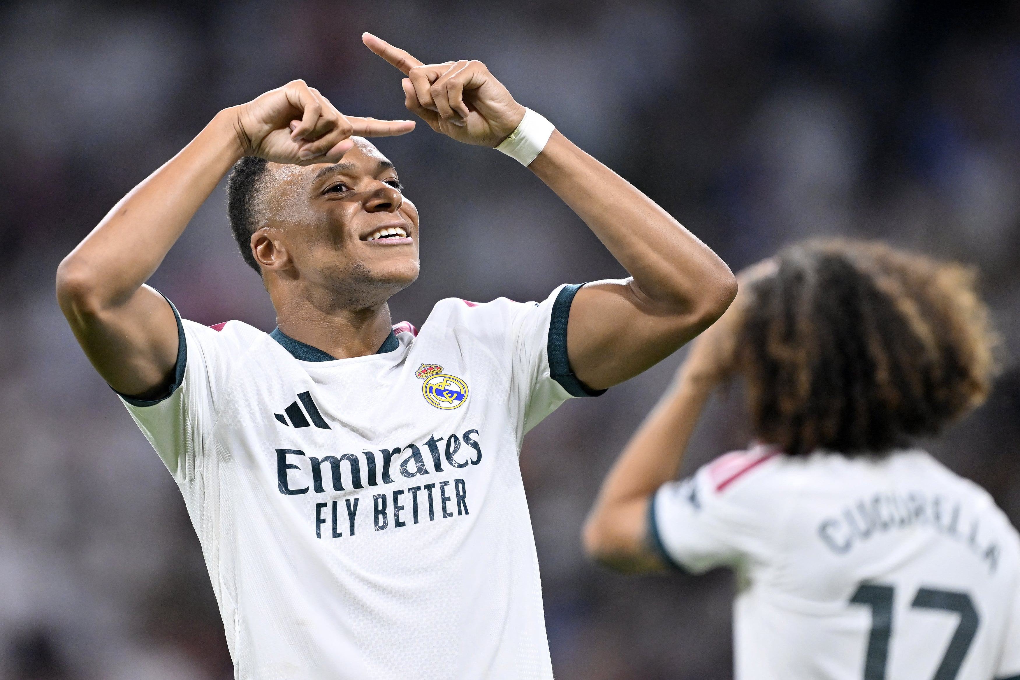Kylian Mbappé celebra uno de sus goles con el Real Madrid ante el Rayo Vallecano. El francés inicia otra temporada más encendido como artillero.