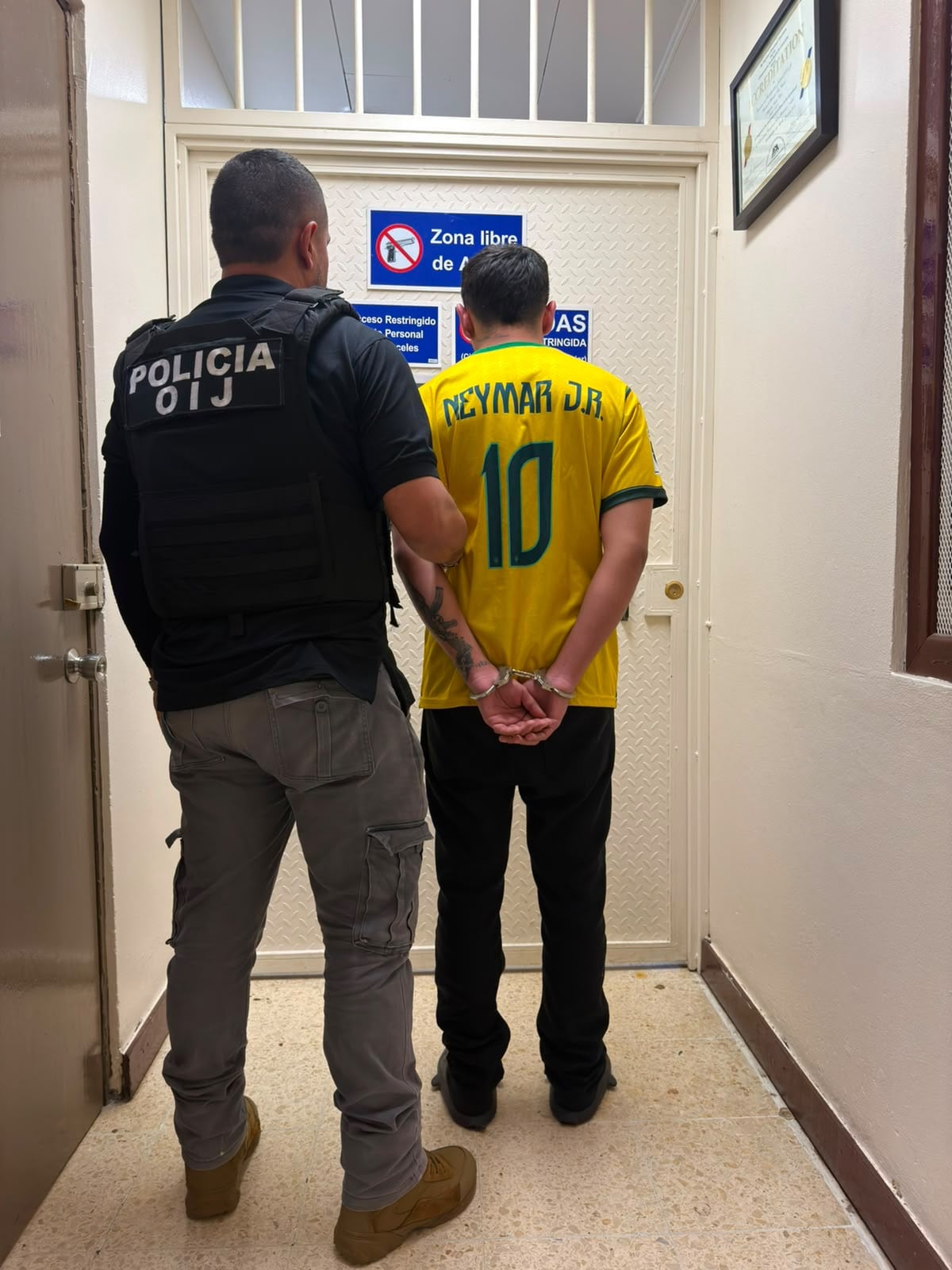 Un hombre de apellidos Moya Chaverri de 23 años, se entregó en el OIJ de San Carlos como sospechoso de participar en el asalto y homicidio a un joven comerciante de queso de Sucre.