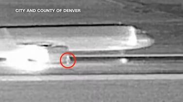 Imágenes revelan el momento en que un hombre fue absorbido por el motor de un avión en aeropuerto de Estados Unidos: vea el video