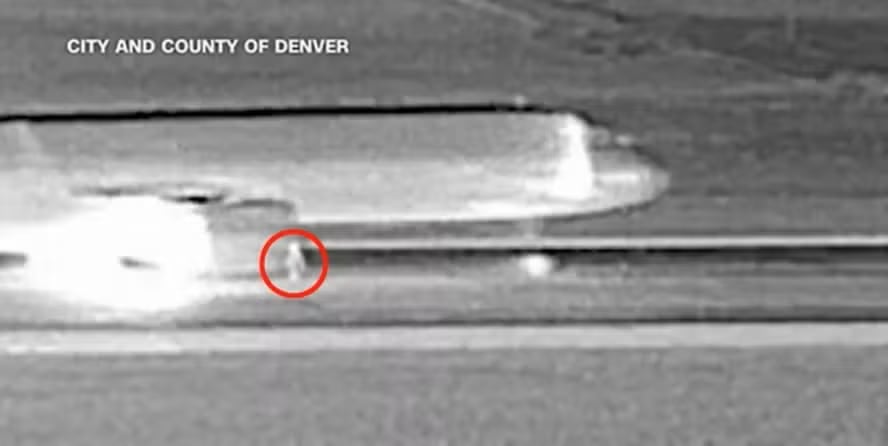Un intruso murió tras invadir una pista en Denver y acercarse a un avión listo para despegar. El vuelo fue evacuado de emergencia.