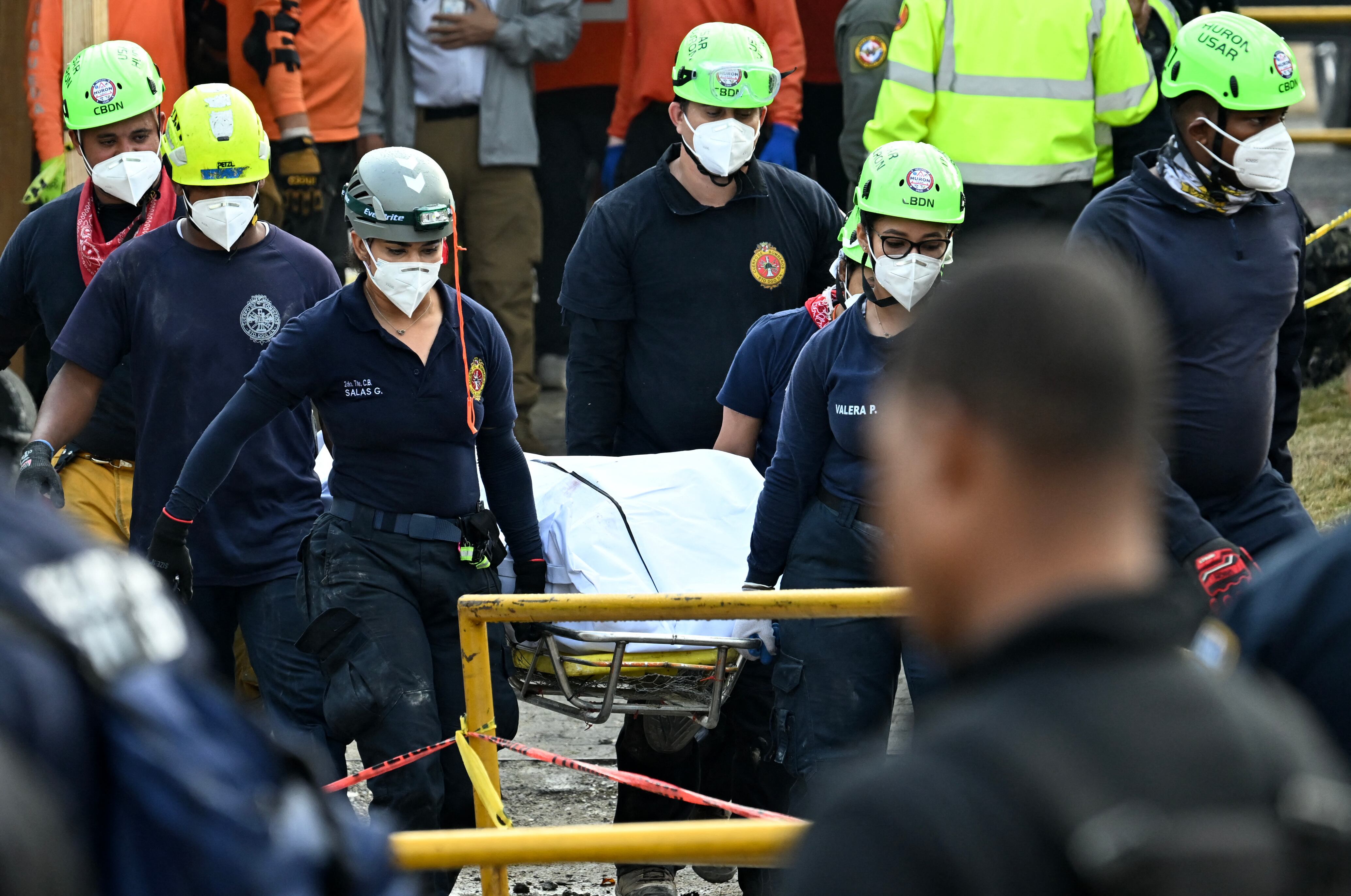 Rescatistas trasladan el cuerpo de una víctima en la discoteca Jet Set, cuyo techo se derrumbó hace dos días, en Santo Domingo, el 10 de abril de 2025. El número de muertos en el derrumbe asciende a 218, según informaron las fuerzas de seguridad, mientras se concentran en encontrar los últimos cuerpos en la zona de la tragedia. Más de 500 personas resultaron heridas en el incidente.