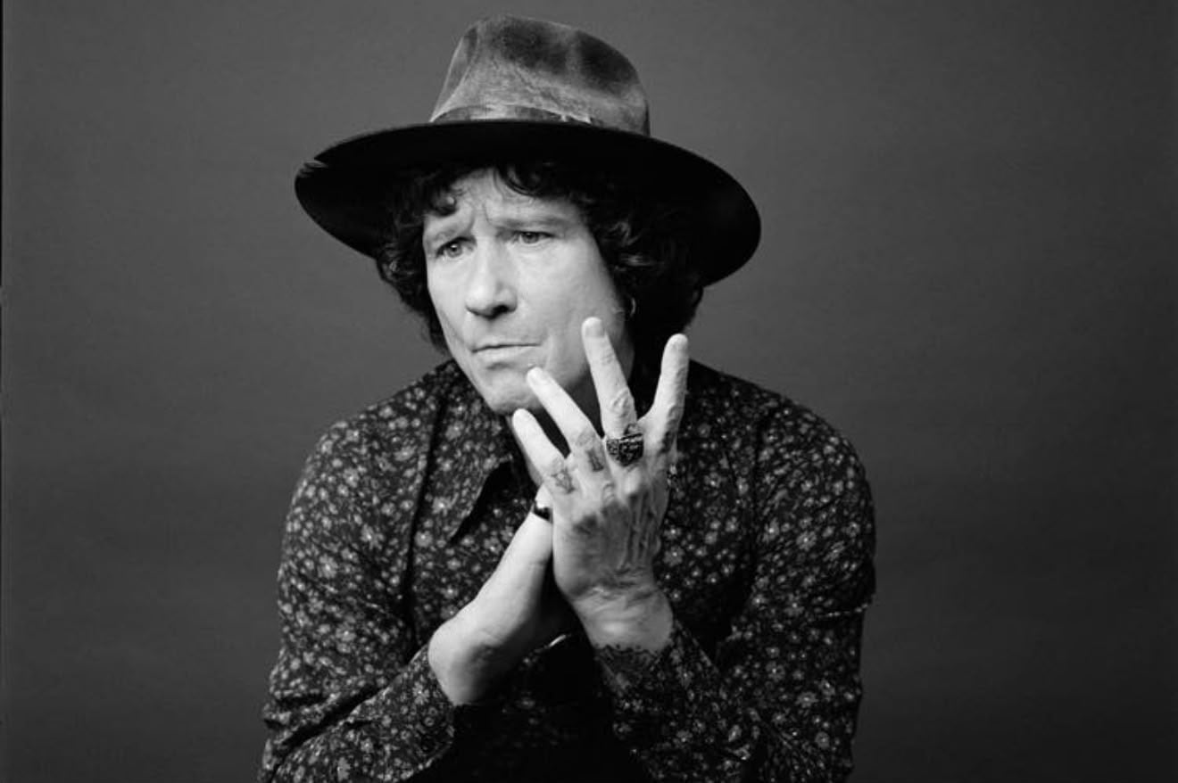 Desde el lanzamiento de 'Radical Sonora' en 1997, Enrique Bunbury suma cerca de tres décadas de carrera solista caracterizadas por la fusión del rock con el tango, el bolero, la electrónica y el folclore panamericano.
