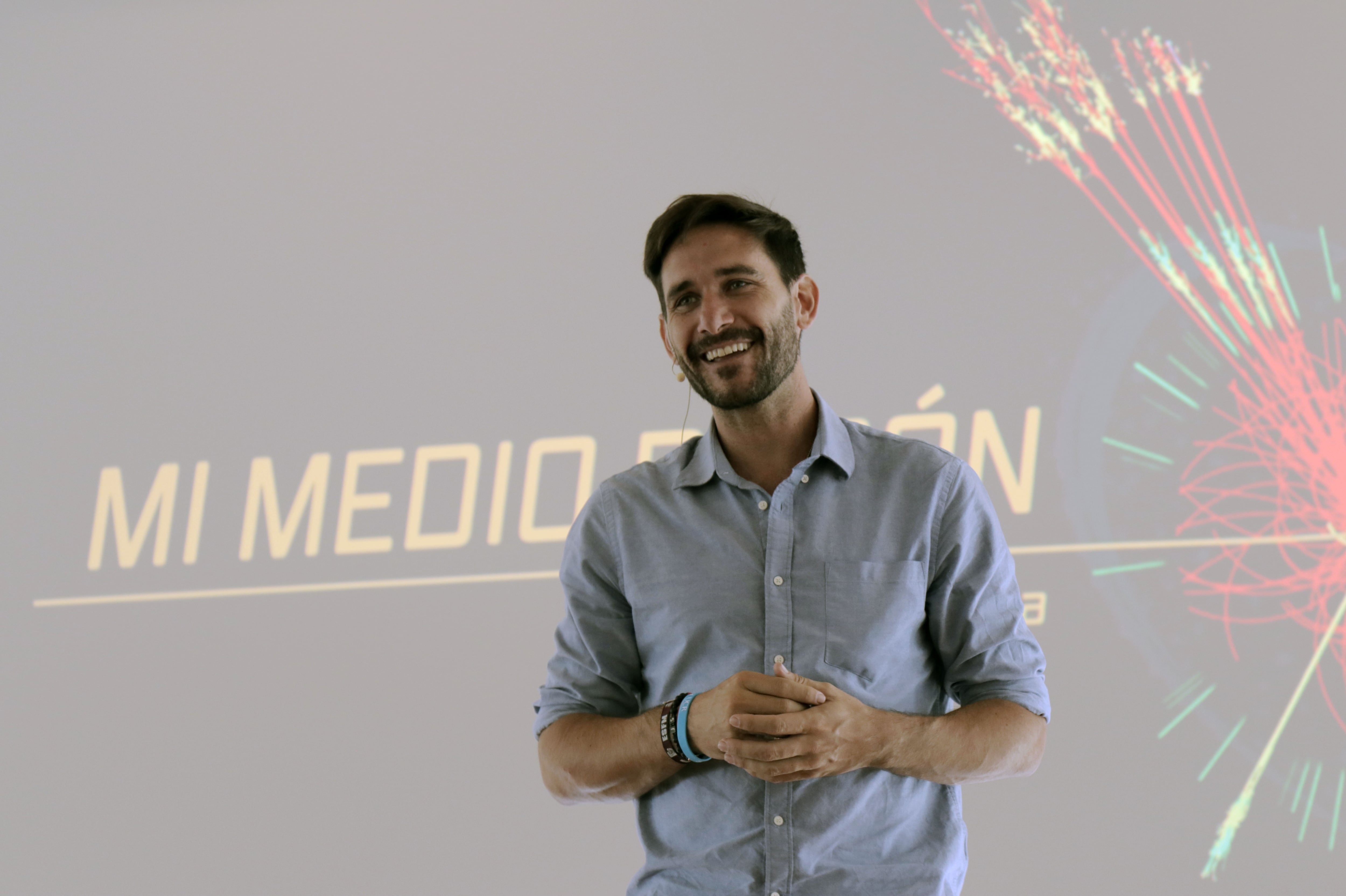 Presentación del físico español Javier Santaolalla. Foto: Damián Arroyo