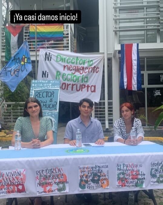En la imagen los voceros del grupo Alianza Estudiantil, de izquierda a derecha: Alhana Chavarría, Santiago Cortés y Paz McLean.
