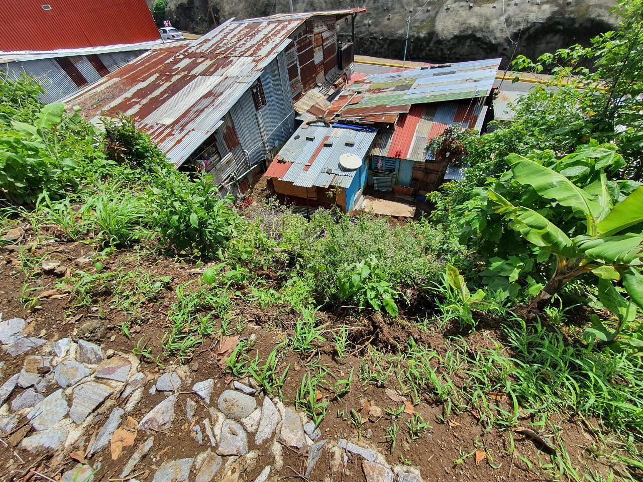 Heredia es una de las provincias que ha presentado más incidentes por lluvias, en esta zona de Guayabal, los vecinos afrontan constantes problemas por el material que cae de una ladera. Foto: Cortesía CNE.