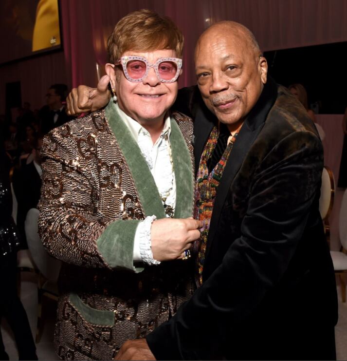 Elton John junto con Quincy Jones en una fiesta de la Elton John AIDS Foundation.