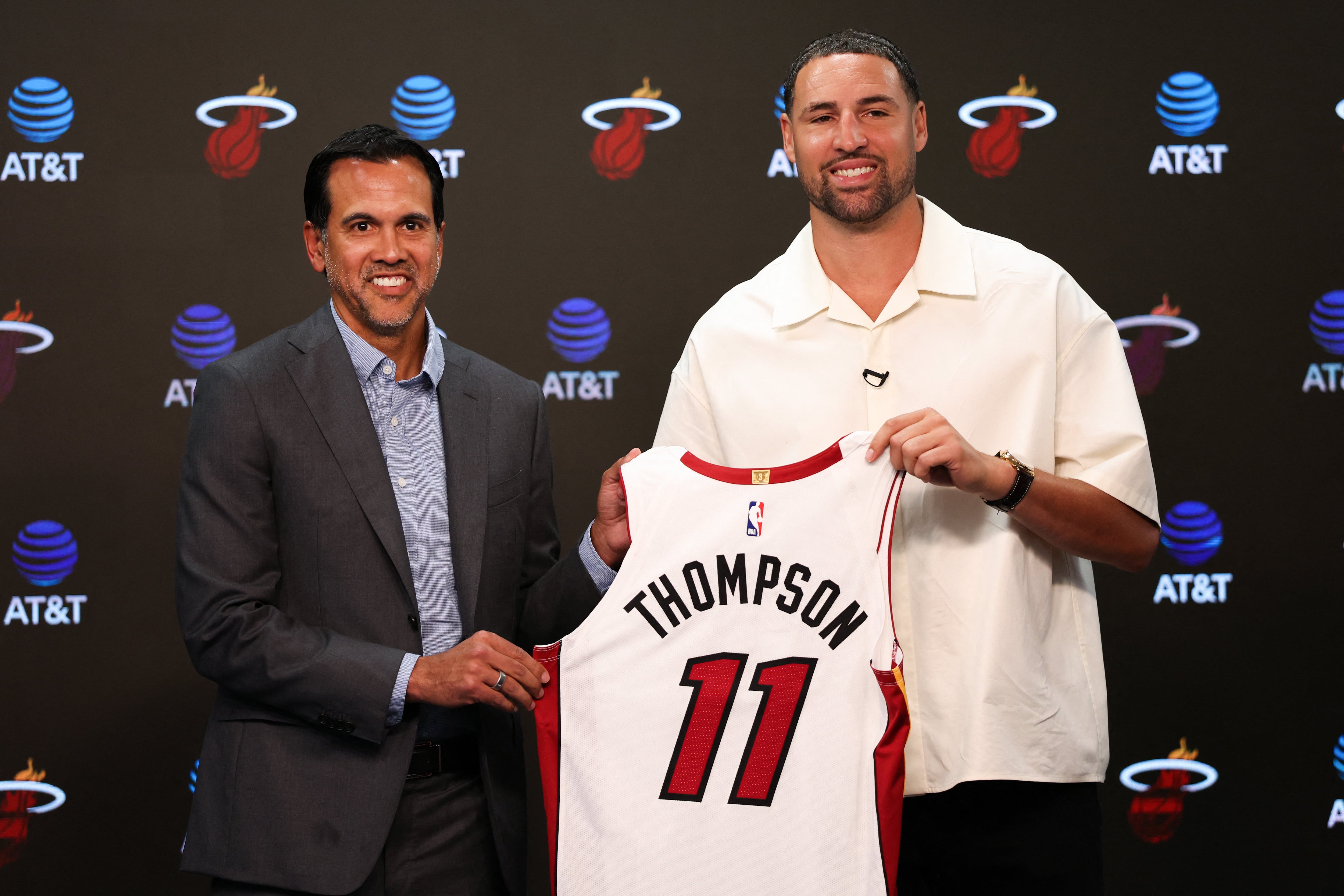 El entrenador Erik Spoelstra le entrega la camisa del Miami Heat a Klay Thompson, durante la conferencia de prensa de presentación este 25 de agosto.