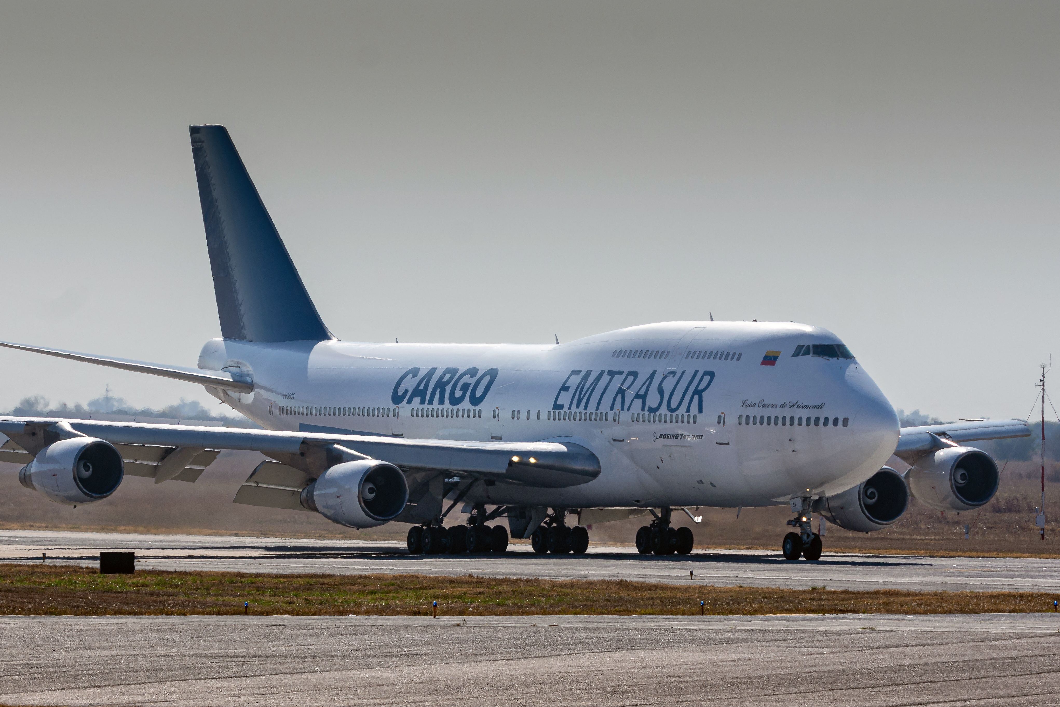 Vista del Boeing 747-300 con número de registro YV3531 de la aerolínea de carga venezolana Emtrasur en el aeropuerto internacional de Córdoba, Argentina, el 6 de junio de 2022, antes de despegar hacia Buenos Aires.
