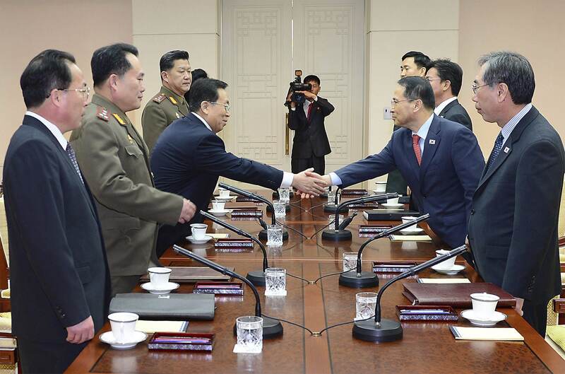 El jefe de la delegación surcoreana, Kim Kyou-hyun (derecha), estrecha la mano de su homólogo norcoreano, Won Dong-yeon. | EFE.