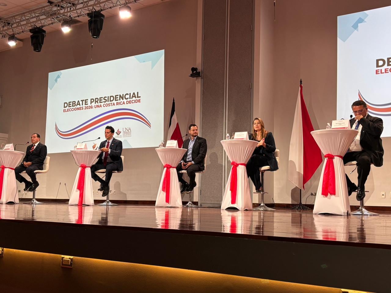 Los candidatos Fernando Zamora, José Aguilar Berrocal, Juan Carlos Hidalgo, Claudia Dobles y Boris Molina en el debate de la UNA.
