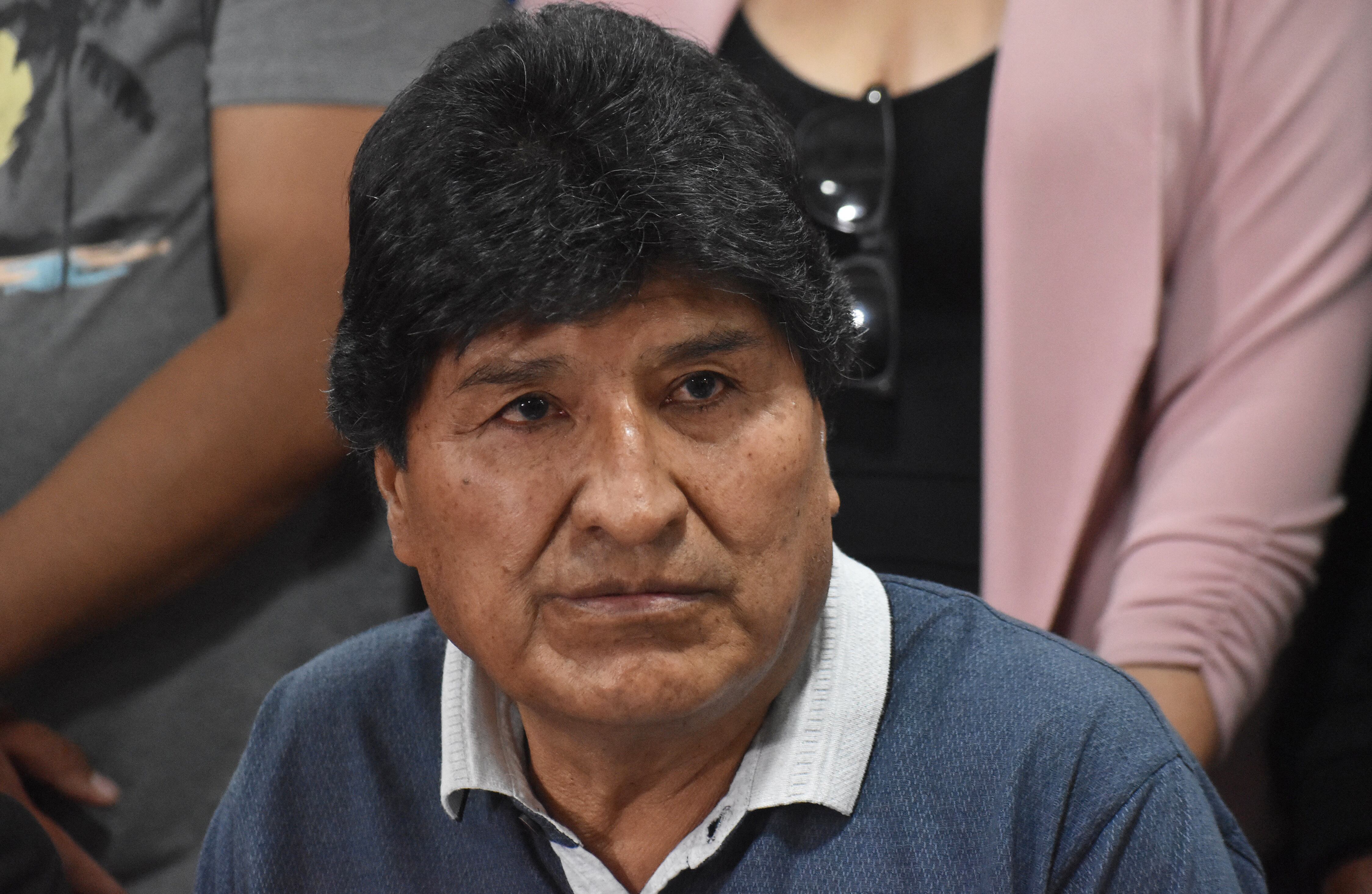 El expresidente de Bolivia Evo Morales observaba durante una conferencia de prensa en Cochabamba, el 4 de octubre, y afirmó que las acusaciones de haber violado a una adolescente cuando estaba en el poder son una 'mentira'.