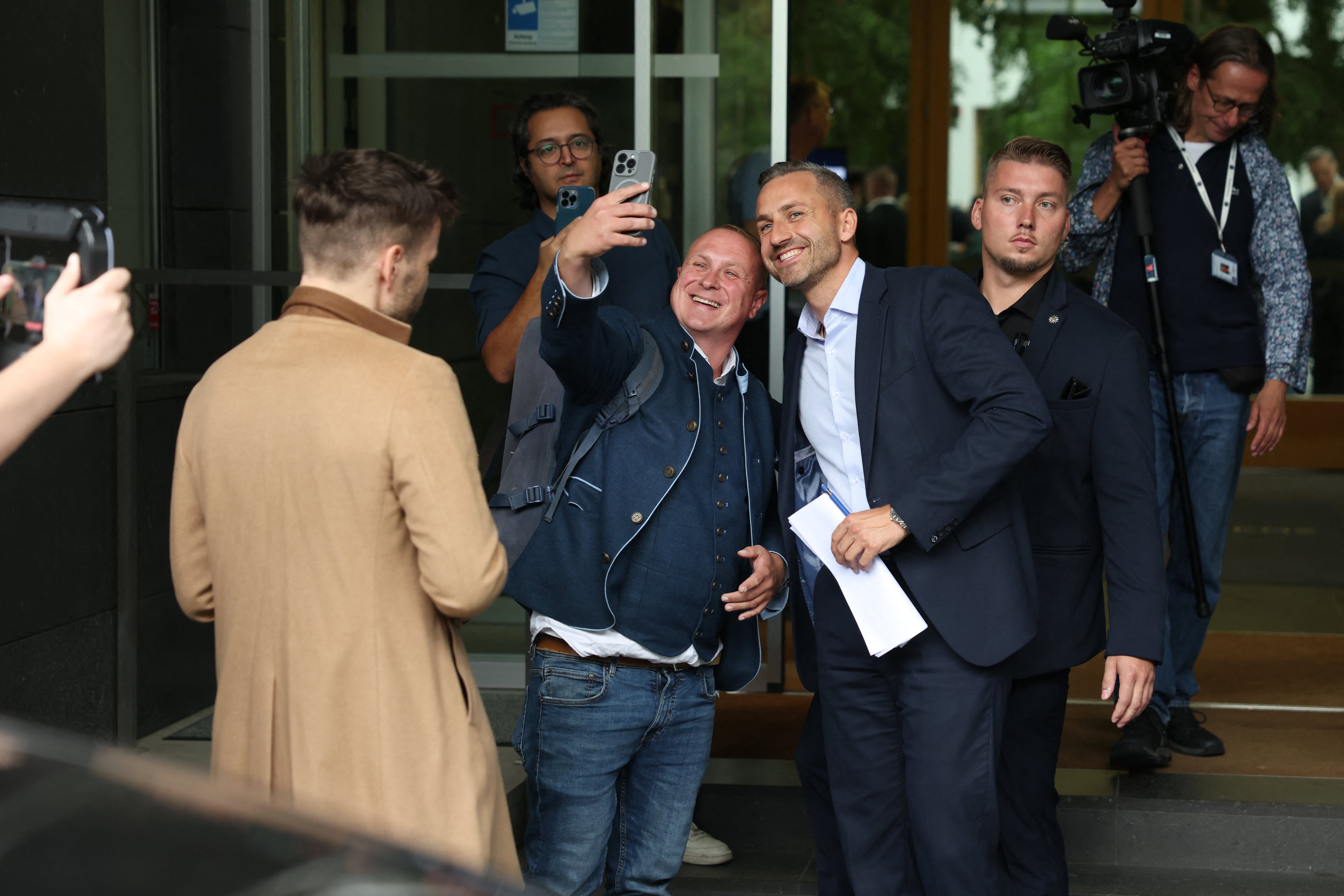 Ulrich Siegmund, candidato principal del partido de extrema derecha Alternativa para Alemania (AfD) para las elecciones estatales de Sajonia-Anhalt, posa para una selfi al salir de una rueda de prensa en Berlín el 7 de septiembre de 2026, un día después de las elecciones regionales en el estado federado oriental de Sajonia-Anhalt. (Foto de Odd ANDERSEN / AFP)