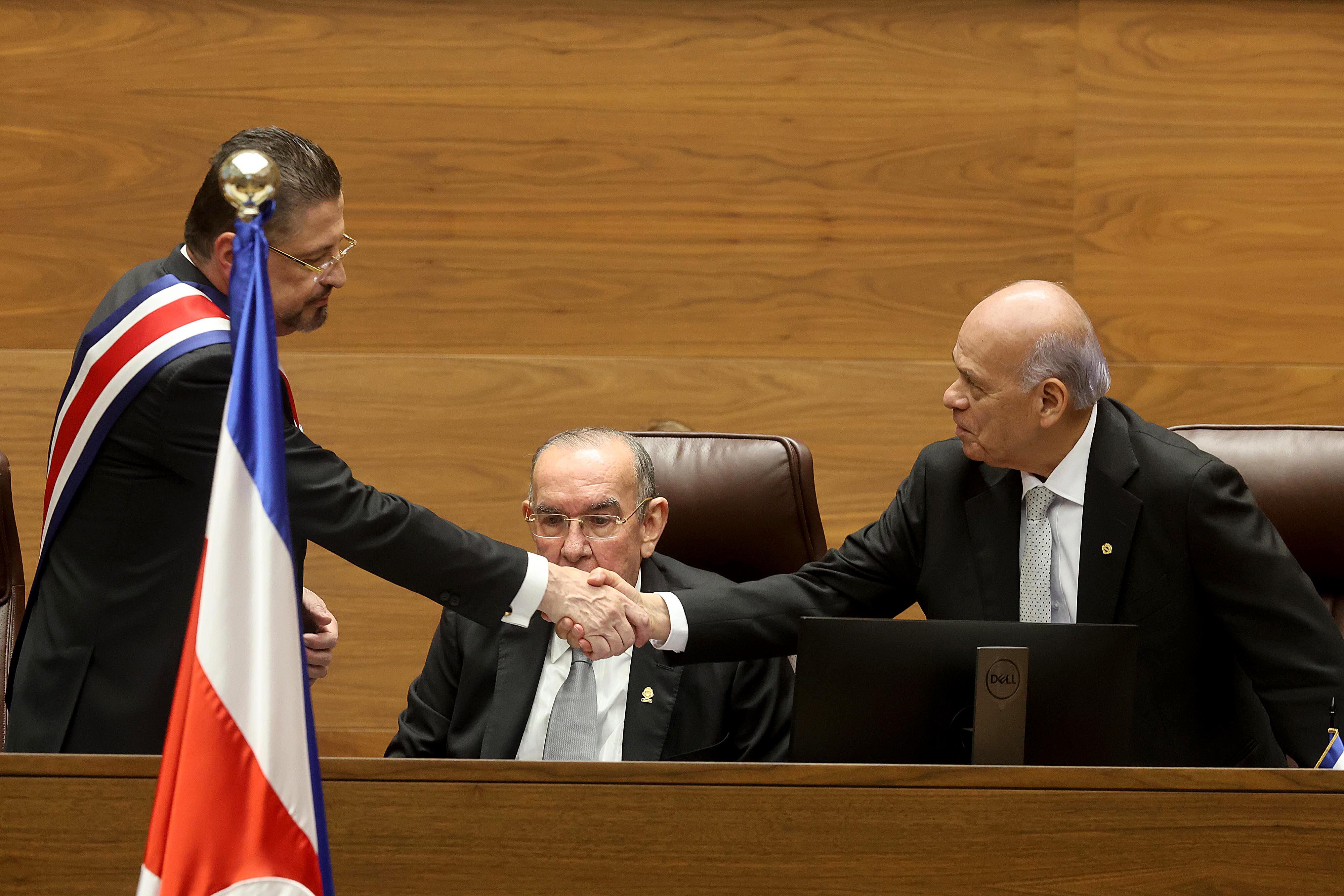 Rodrigo Chaves, Rodrigo Arias, y Orlando Aguirre aparecen juntos, durante la rendición de cuentas el presidente de la República.