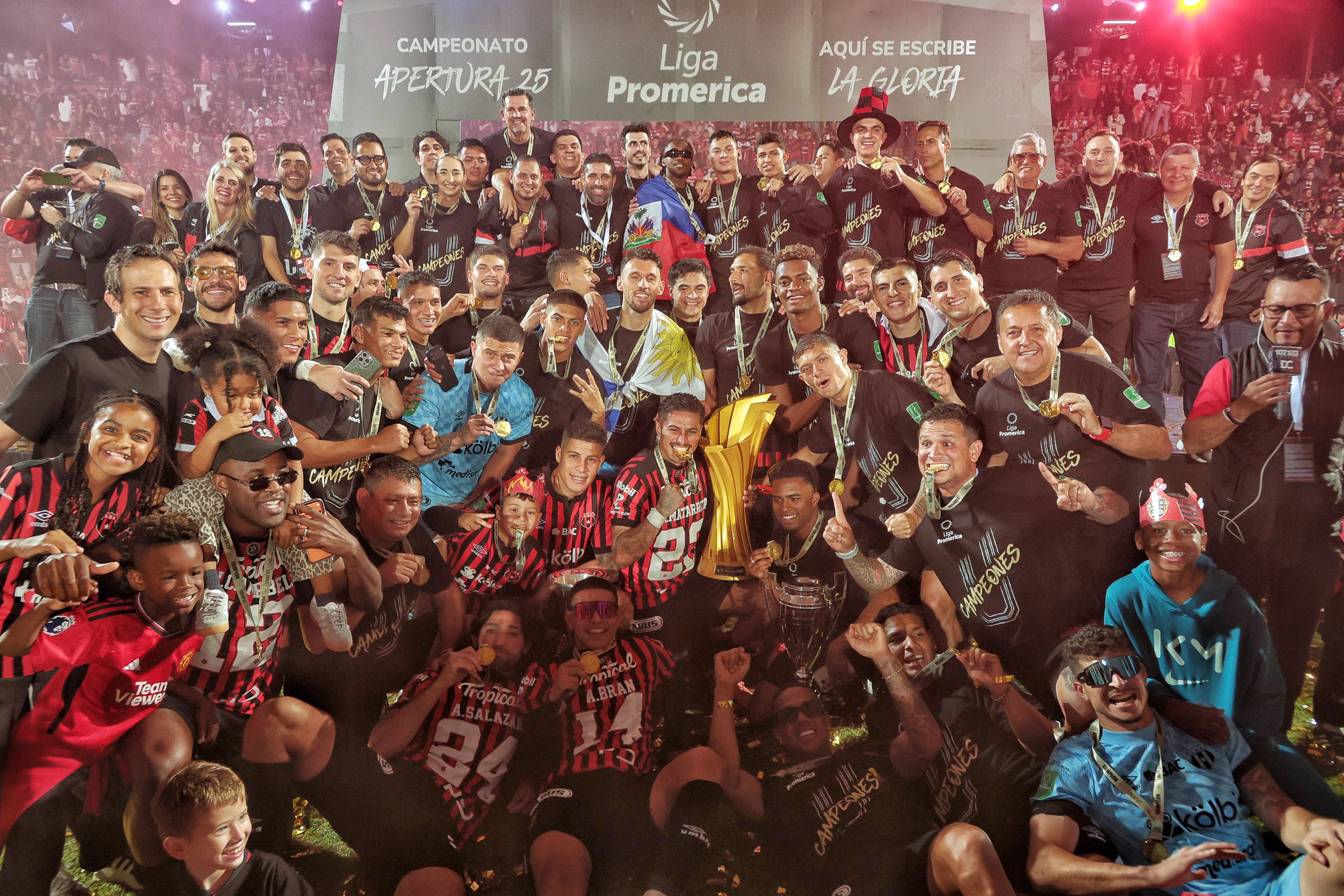 20/12/2025/ partido de ida entre Liga Deportiva Alajuelense vs Saprissa por el partido de vuelta de la final del Torneo apertura de la Liga Promerica 2025 en el estadio Alejandro Morera Soto / foto John Durán