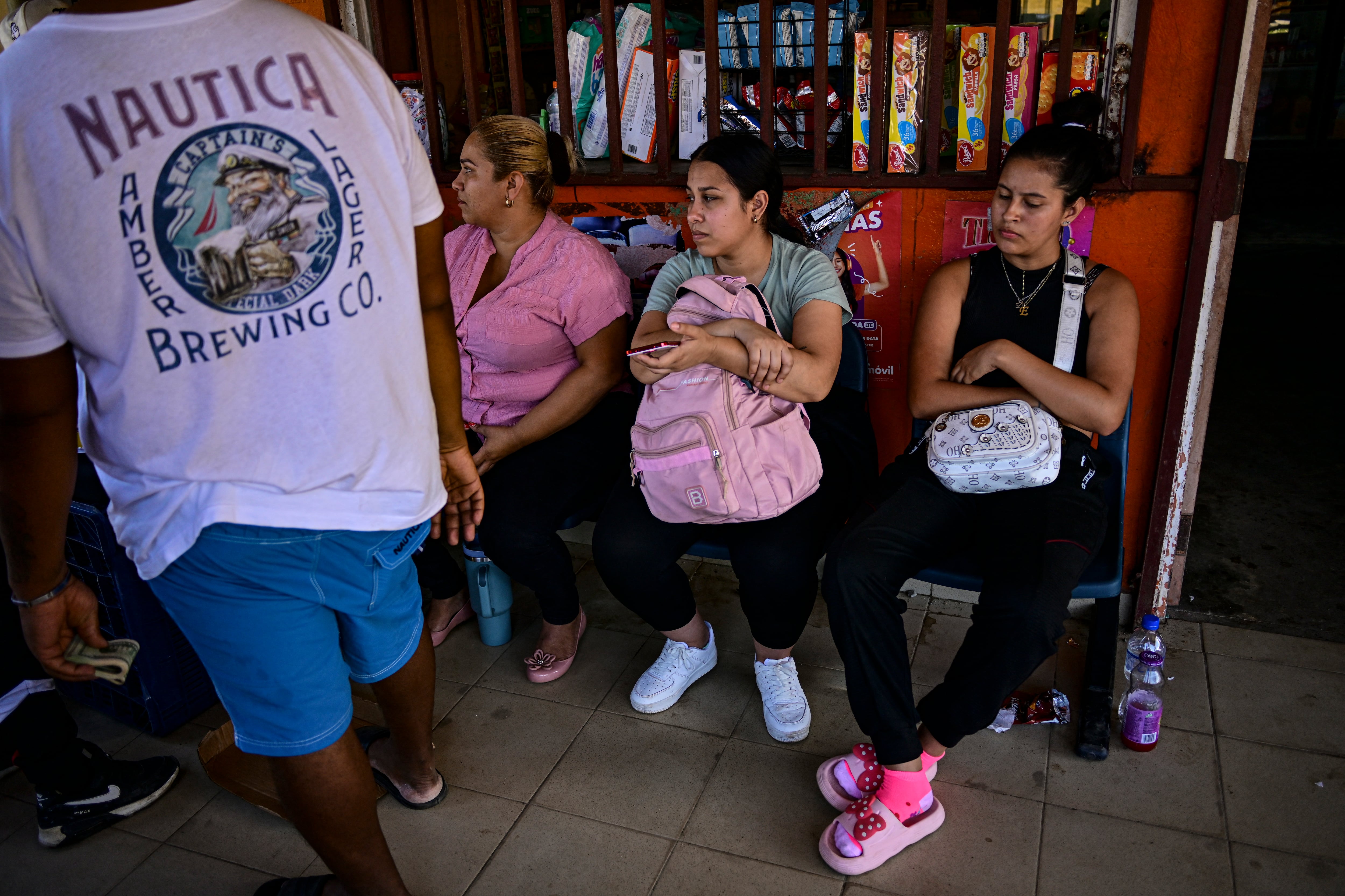 Migrants bound for Colombia wait for a boat in Miramar, near Palenque, Panama, on March 5, 2025. Although Central American governments say they are trying to organize reverse migration, chaos reigns. The governments of Panama and Costa Rica keep migrants in shelters in remote border areas, but many of them undertake their return alone. (Photo by MARTIN BERNETTI / AFP)