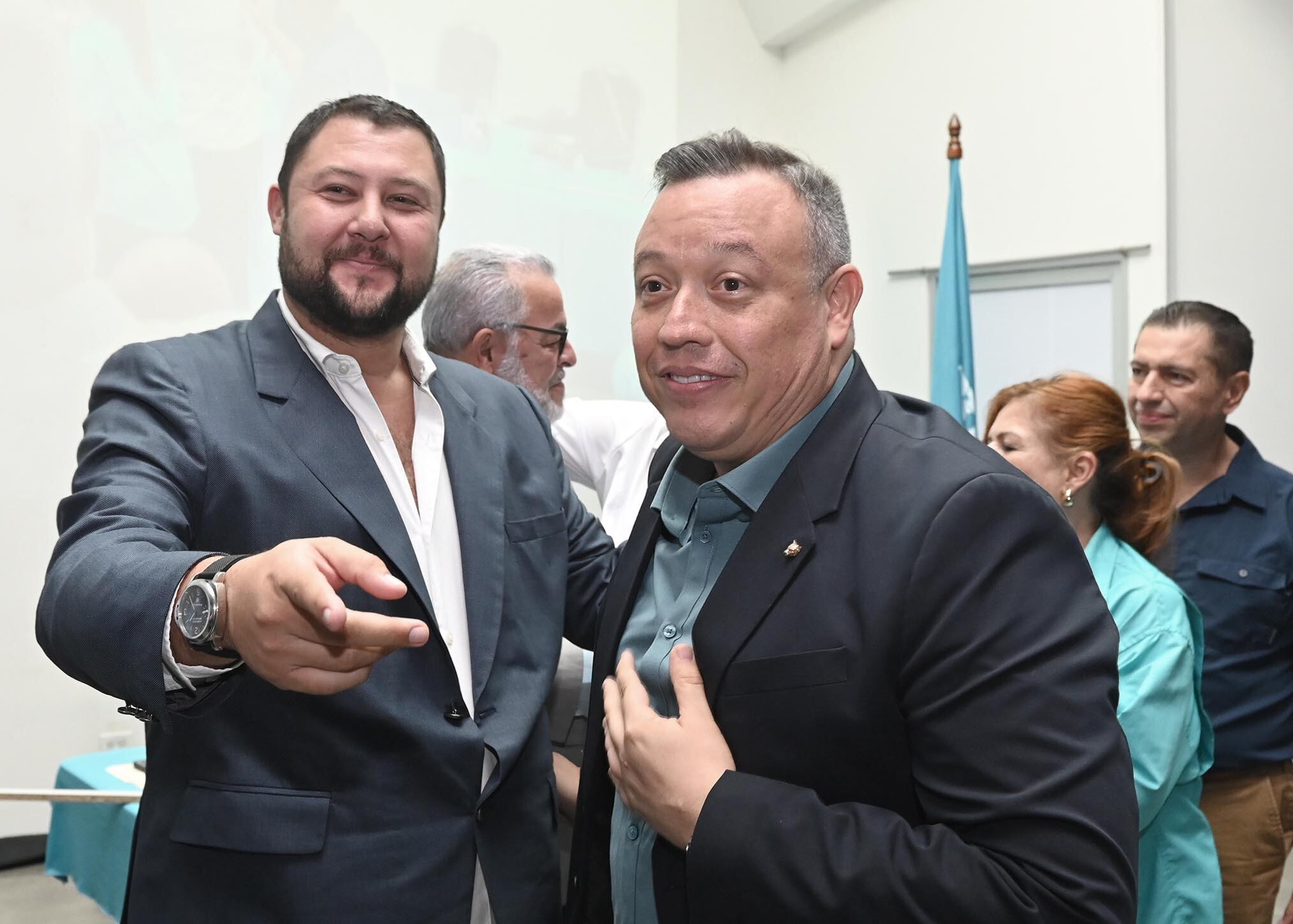 01 de junio del 2025. Auditorio del Grupo Moreno en Pavas. 11:00 hrs. Dirigentes y delegados del Partido Pueblo Soberano eligieron al exministro Francisco Gamboa como secretario general. En una asamblea realiada en el salón de eventos Grupo Moreno y con la presencia de 63 delegados se llevó a cabo la elección poco después del mediodía. En la foto: Francisco Gamboa es recibido por los simpatizantes del partido. Foto: Albert Marín.