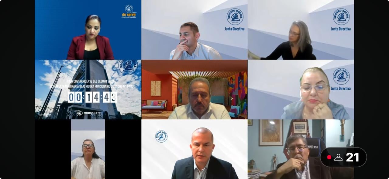 Pantalla con varias caras de hombres y mujeres en sesión por zoom