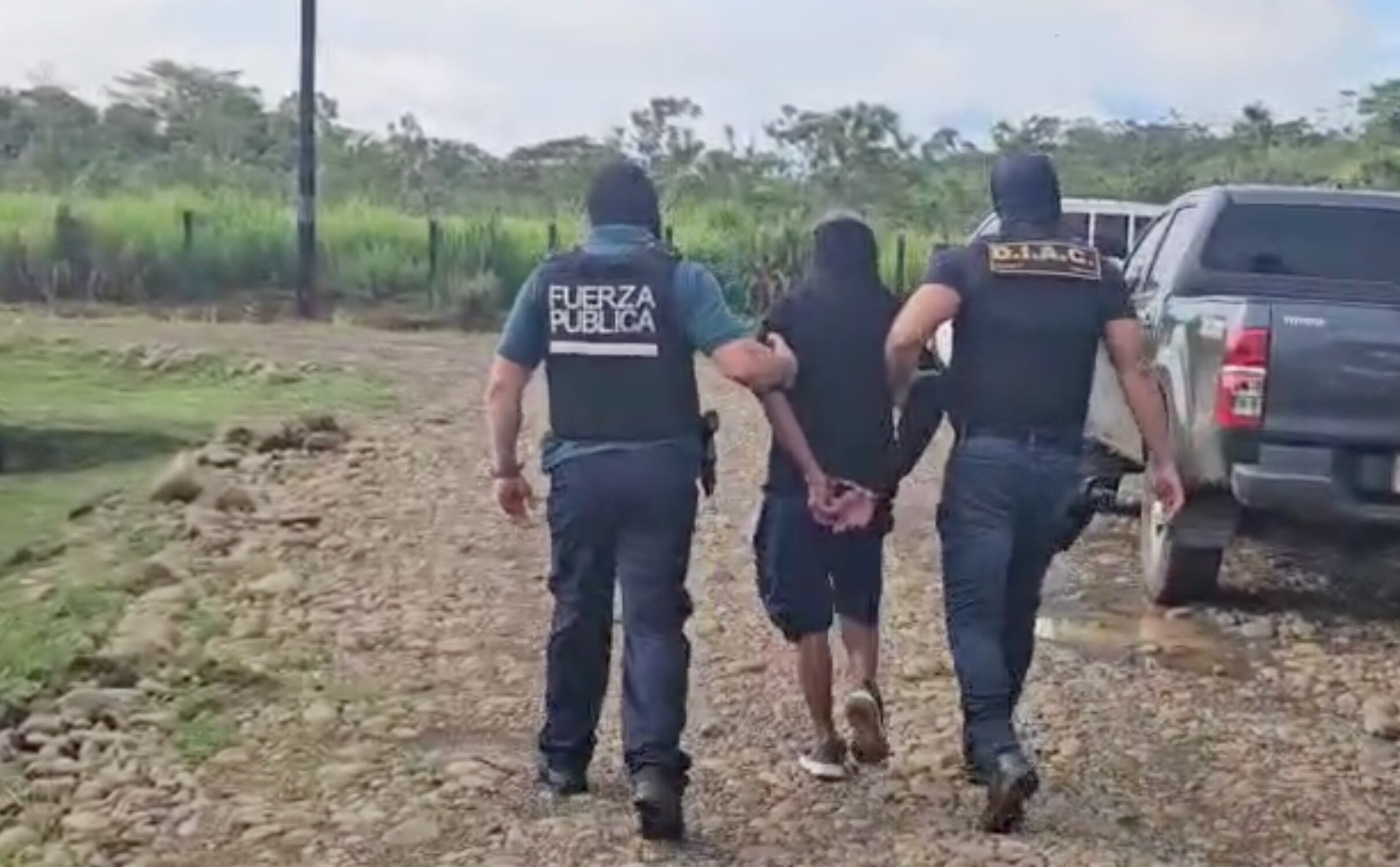 Agentes judiciales y personal de Fuerza Pública este miércoles al momento de llevar detenido a El Viejo. Fotografía: