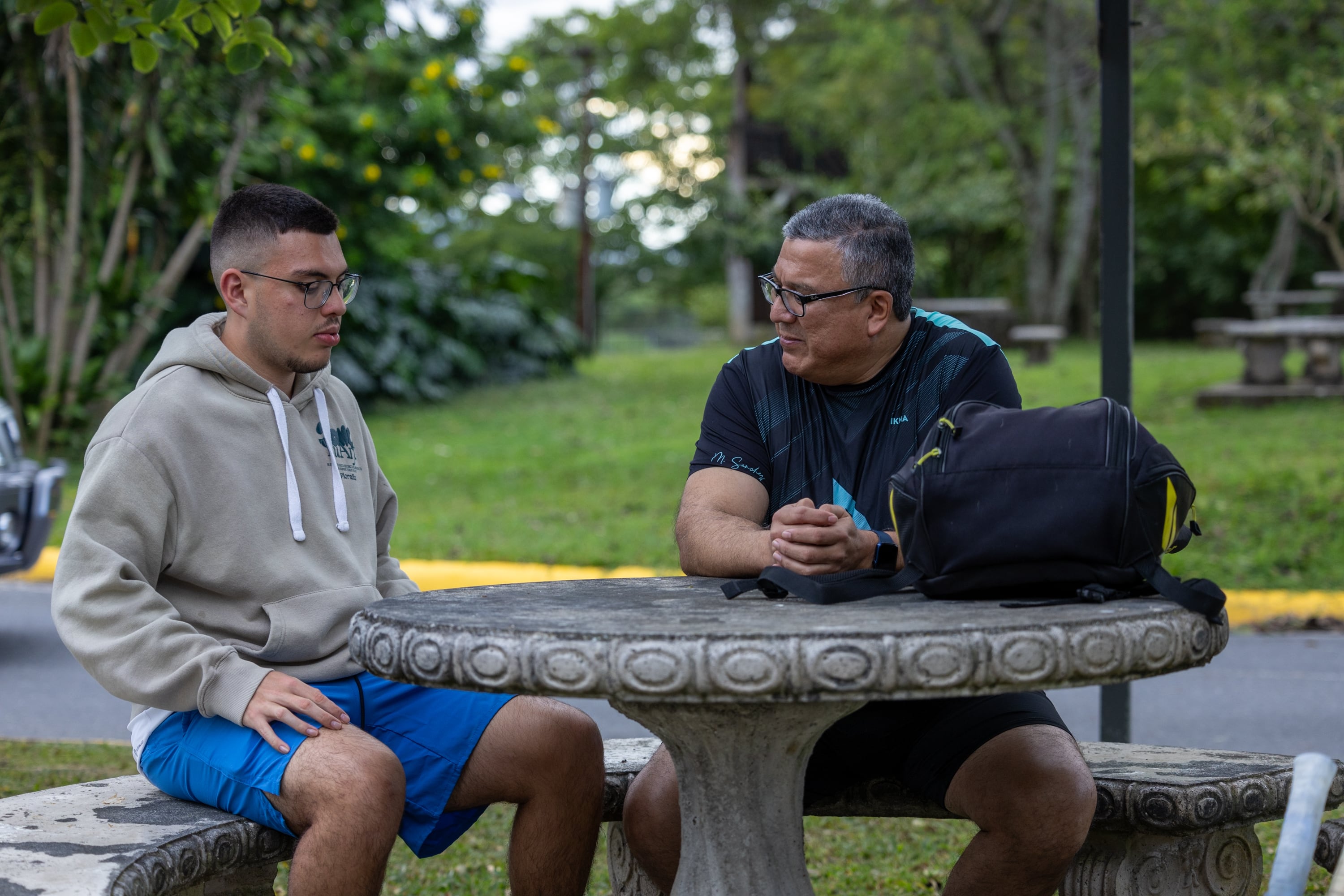 Una entrevista más casual con el rector de la UCR, Carlos Araya y su hijo, Andrés Araya, jugando tenis, para un perfil más humano en la sección Gente.