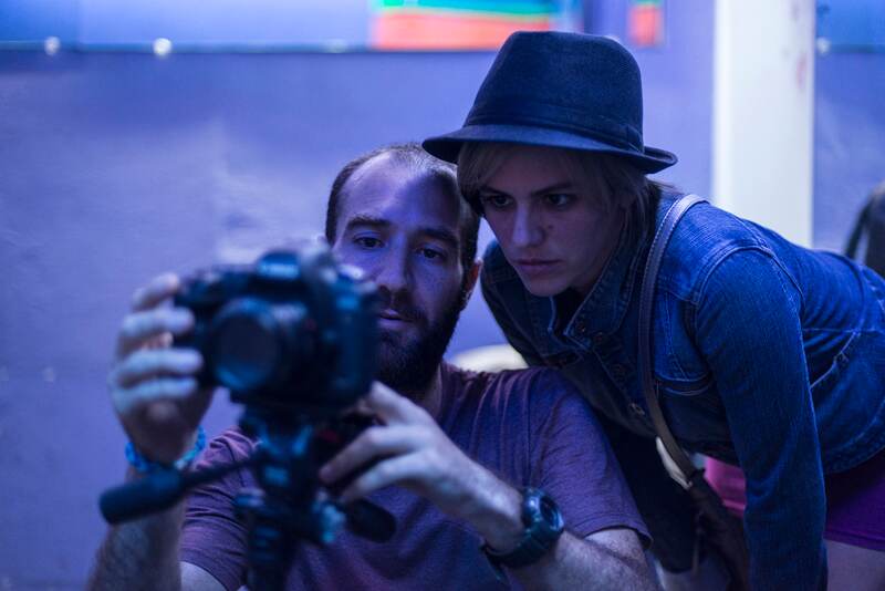Cabeza. El guatemalteco Alejo Crisóstomo es el director de Nina y Laura . En la fotografía brinda indicaciones a la actriz Katthia González, quien además es la encargada del diseño sonoro la película. CeibitaFilms para LN