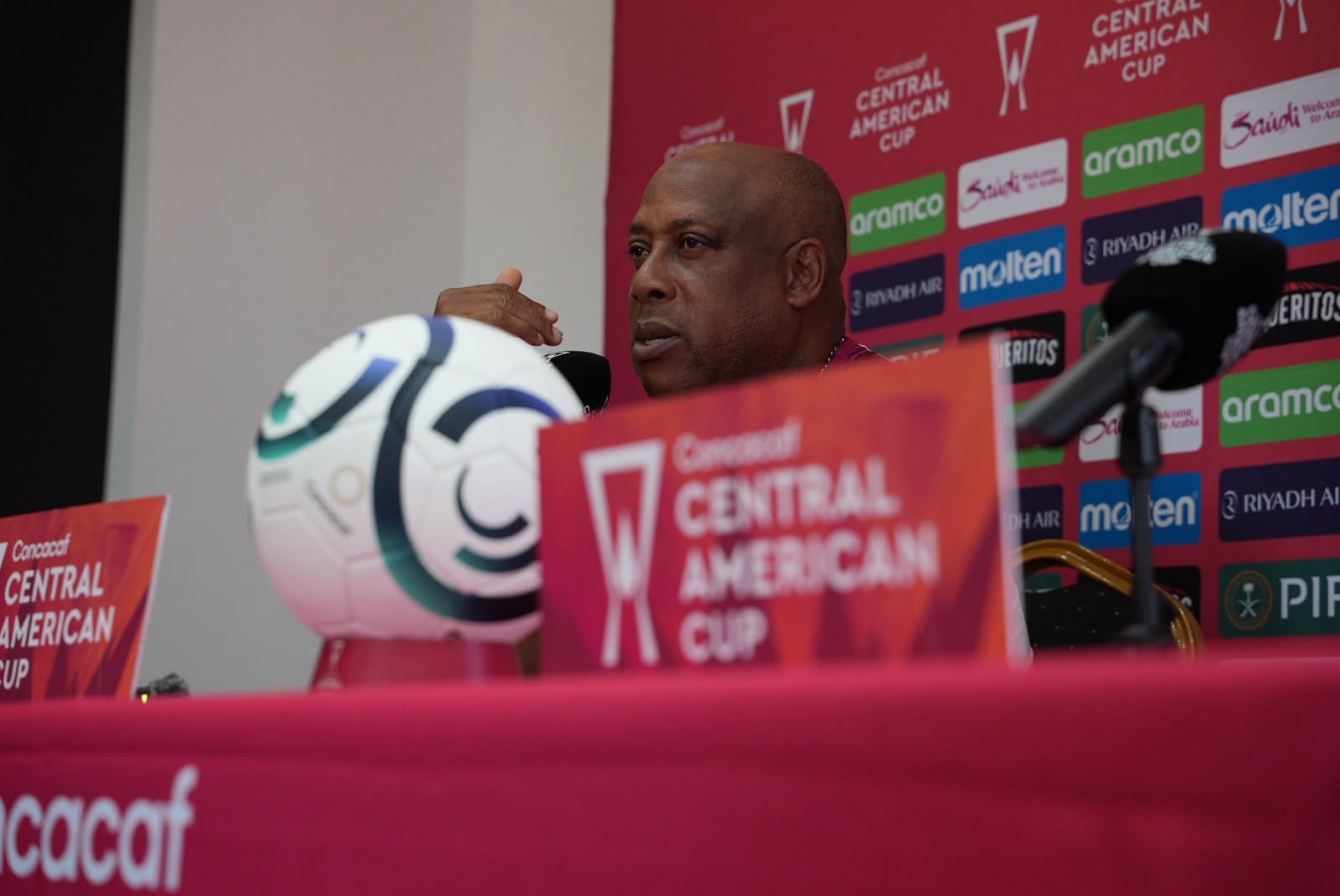 Hernan Medford en conferencia de prensa de la copa centroameicana