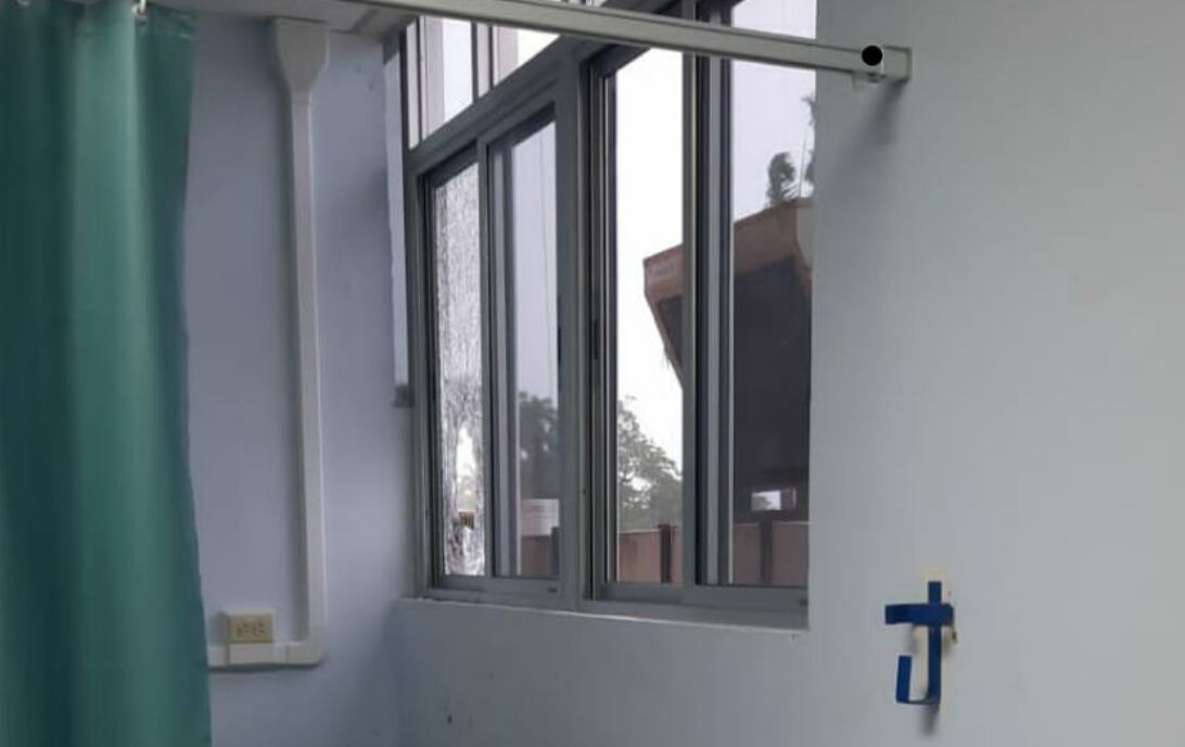 Así quedó la ventana del cuarto donde se encontraba el hombre que asesinaron a un paciente en el Hospital Tony Facio.