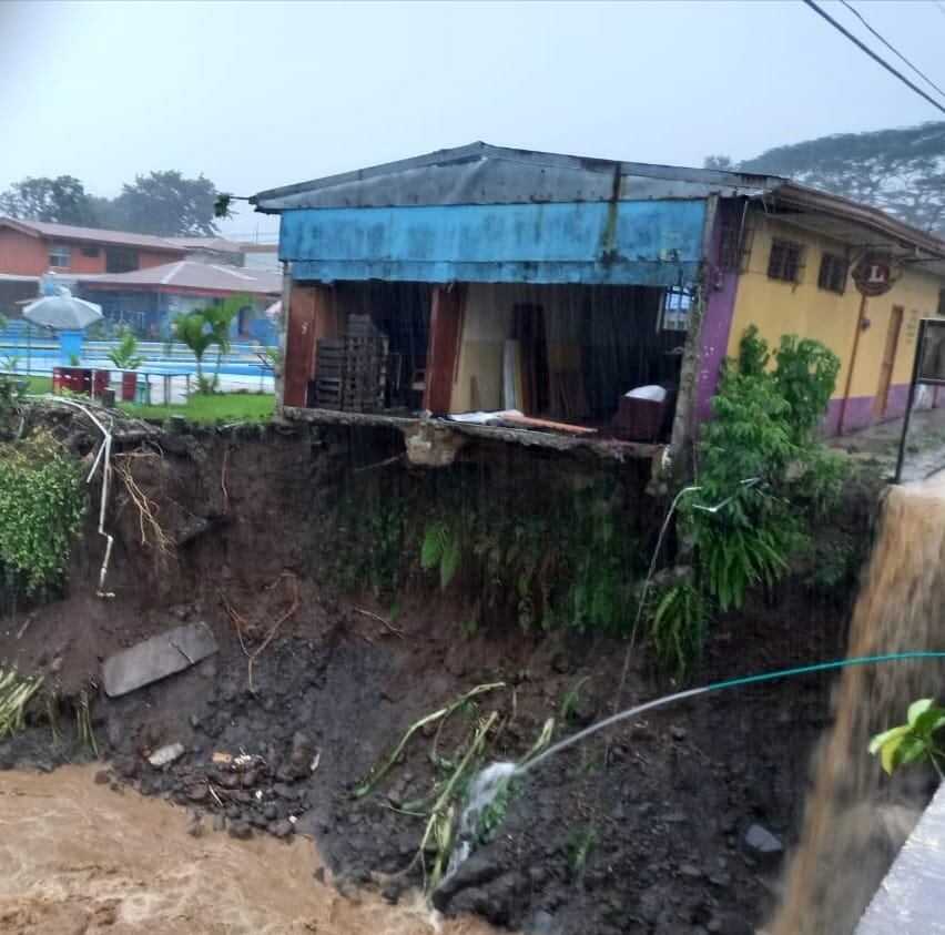 Una parte del local del Club de Leones de Turrialba cayó al río Colorado en Turrialba. El Inmueble quedó inhabitabe. Foto: suministrada por Keyna Calderón