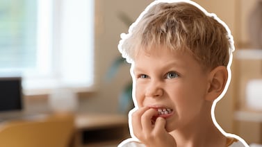 ¿Su hijo parpadea o carraspea mucho? Podrían ser tics infantiles y esto es lo que debe saber