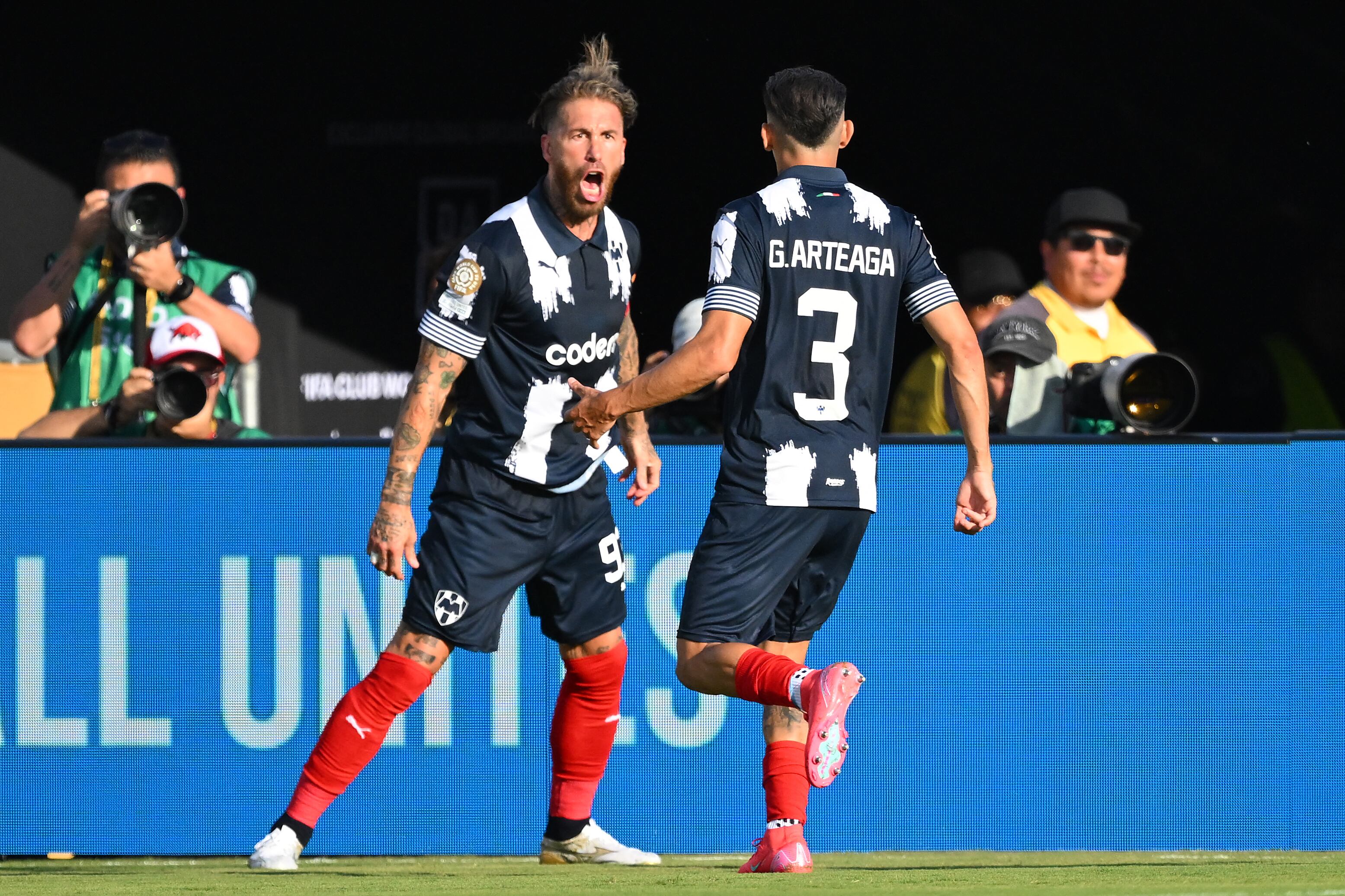 Sergio Ramos festeja luego de anotarle con su actual equipo, Monterrey, al Inter de Milán en el partido por el Mundial de Clubes.