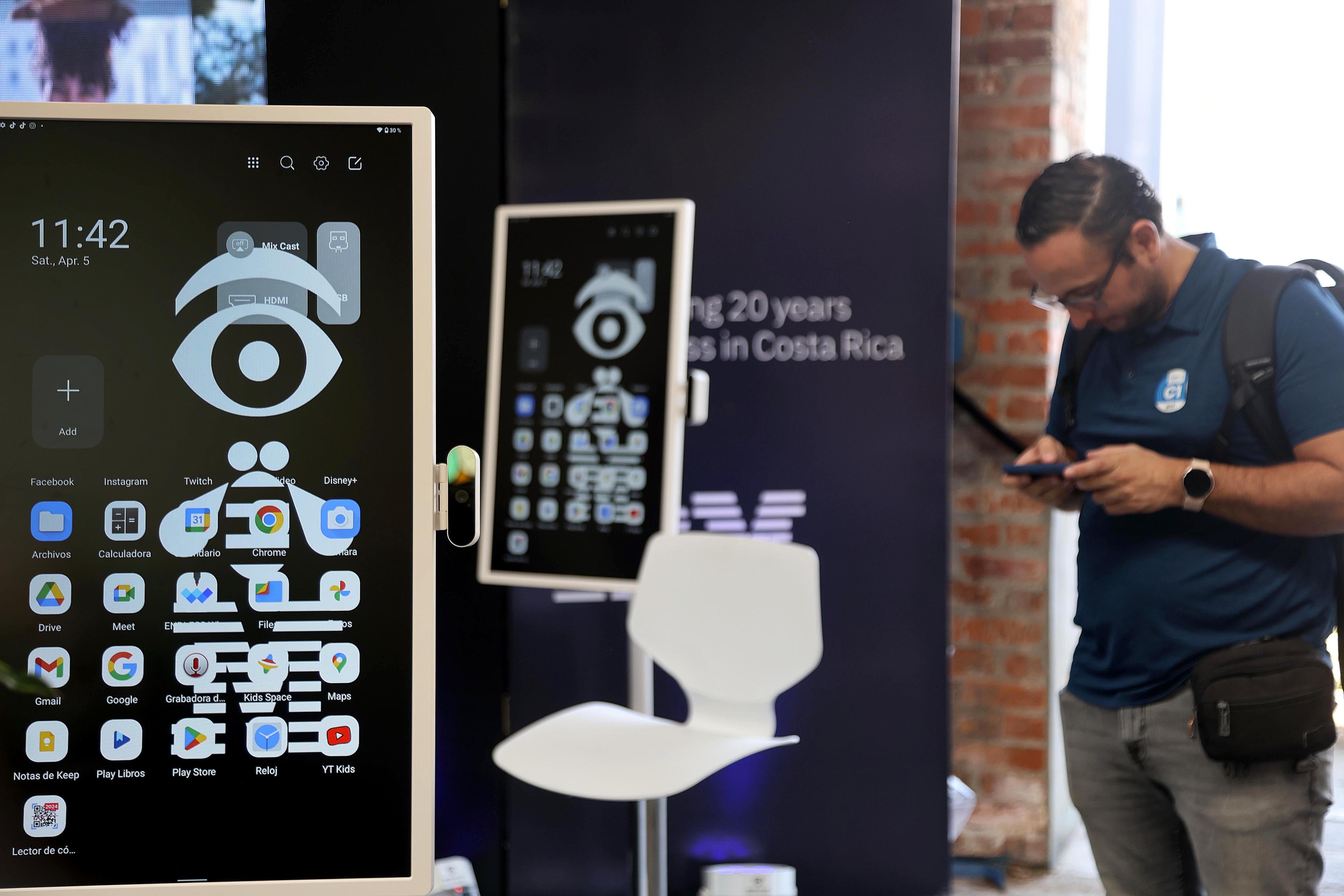 05/04/2024 Antigua Aduana, San José. Cientos de personas asistieron este viernes, desde muy temprano, a la feria de empleo multilingüe. Foto: Rafael Pacheco Granados