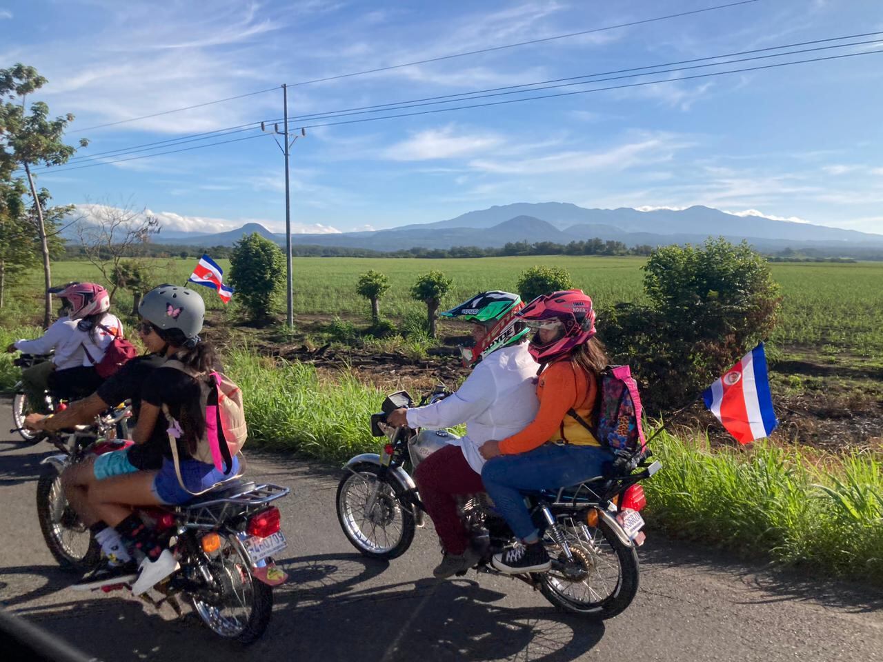 Cientos de personas en motos y bicicletas se aproximan a recibir la Antorcha de la Libertad