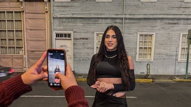 Cada noche informa con un celular desde el centro de San José para alcanzar su sueño de trabajar en televisión: Playonoticias