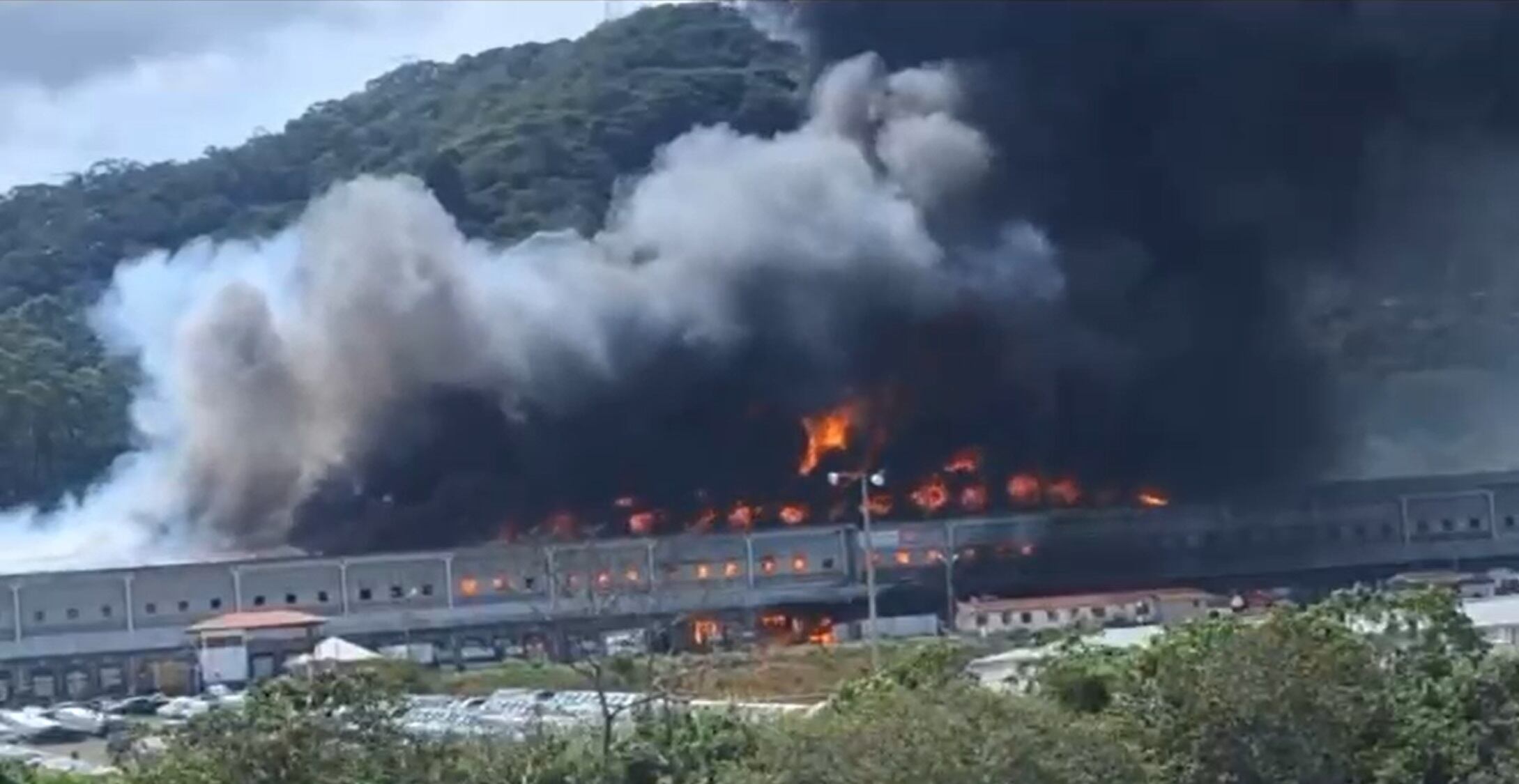 Según Bomberos, se trata de una bodega de 10 mil metros cuadrados con fuego en el 50%.