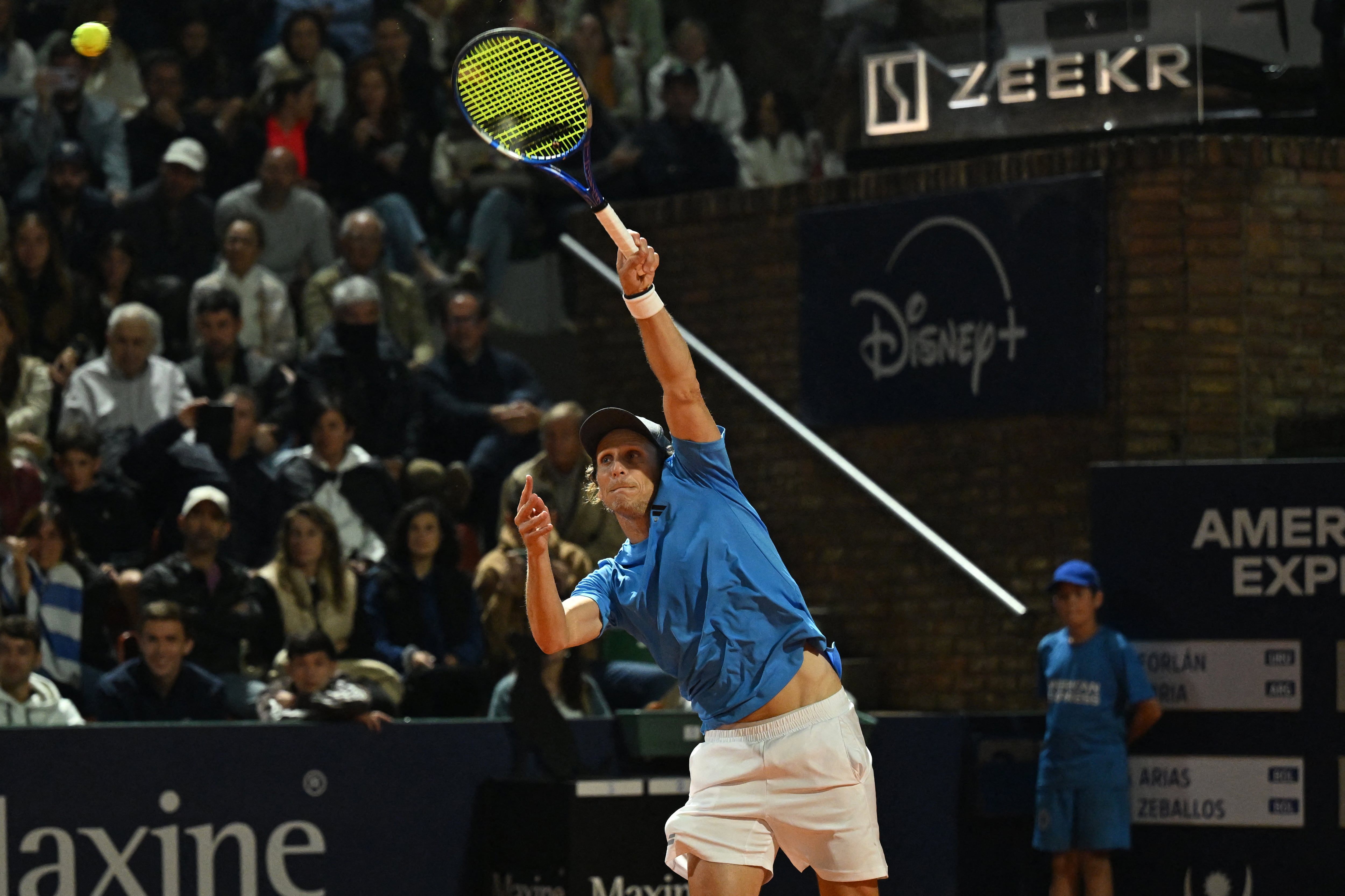 Sí, también juega tenis: Diego Forlán participa aquí en un torneo del 2024 en Montevideo. Ahora le tocará asumir la dirección técnica de la Selección de Uruguay.