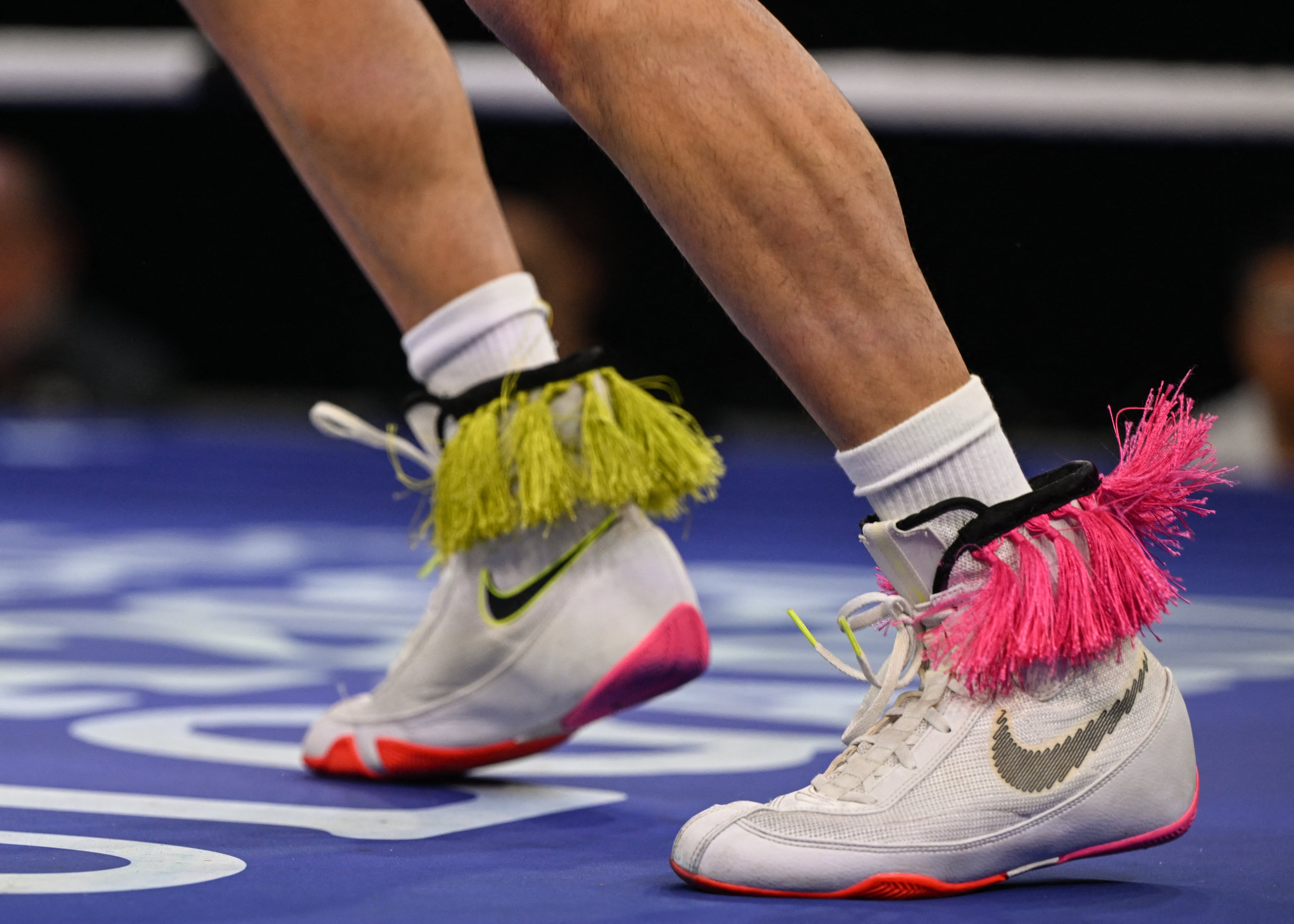 Estos son los zapatos de la marca Nike de la boxeadora búlgara Samet Gumus, en una pelea del pasado 23 de setiembre en Azerbaiyán. El gigante de implementos deportivos atraviesa problemas.
