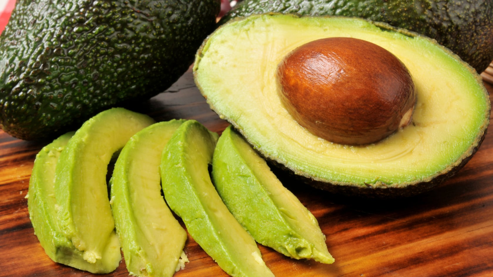 El aguacate favorece la salud digestiva y cardiovascular gracias a su perfil nutricional, pero su consumo debe ser moderado en casos específicos.