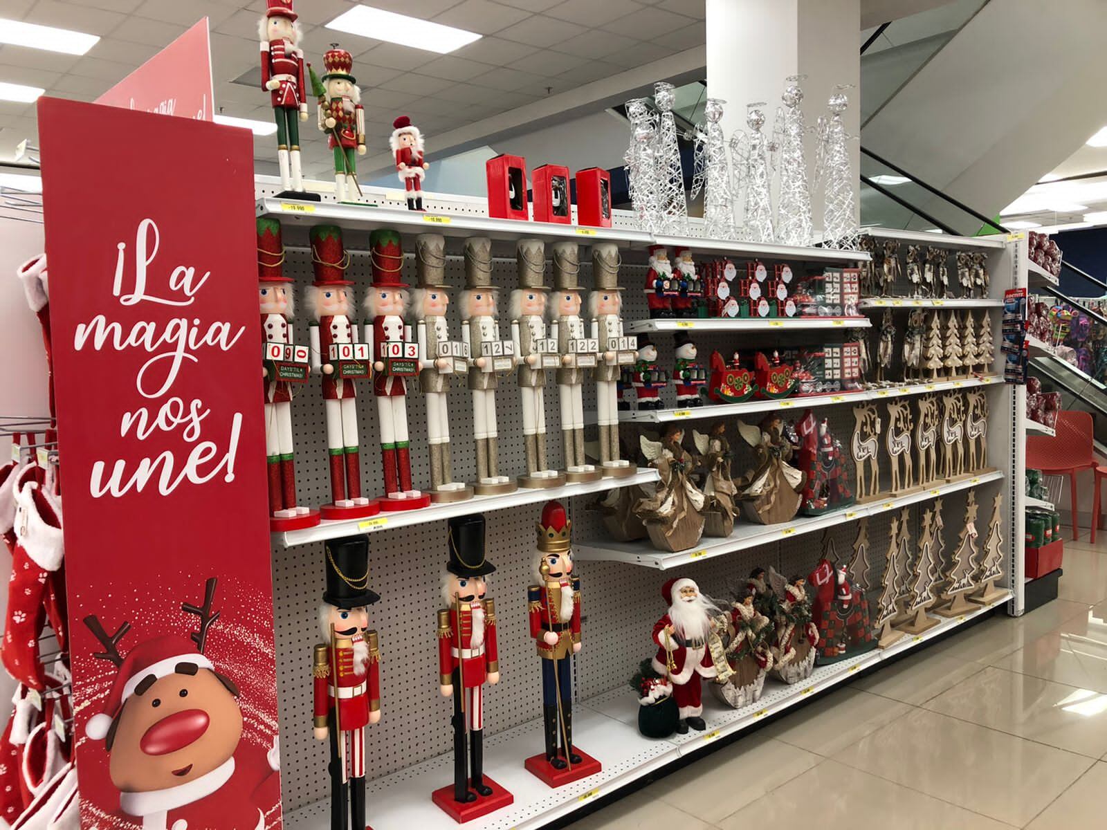 Las tiendas Universal ya tienen la mercadería en venta y cada semana entran cosas nuevas, aunque la temporada se abre oficialmente el jueves 14 de octubre. Foto: Cortesía