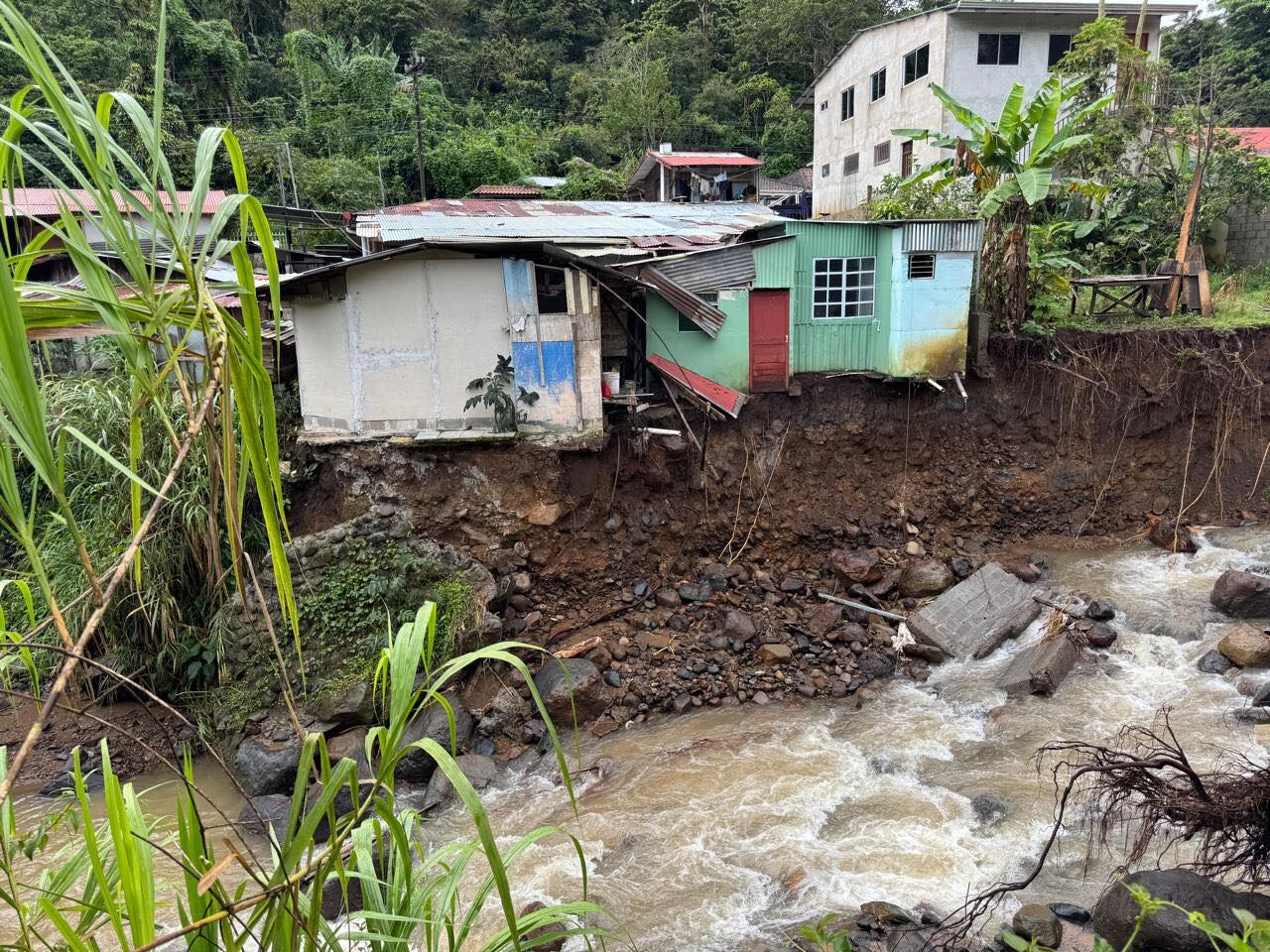 En el sector de Las Quebradas en Palmares varias casas quedaron al borde del río. Se habilitó un albergue para los damnificados. Foto: NTO Noticias.