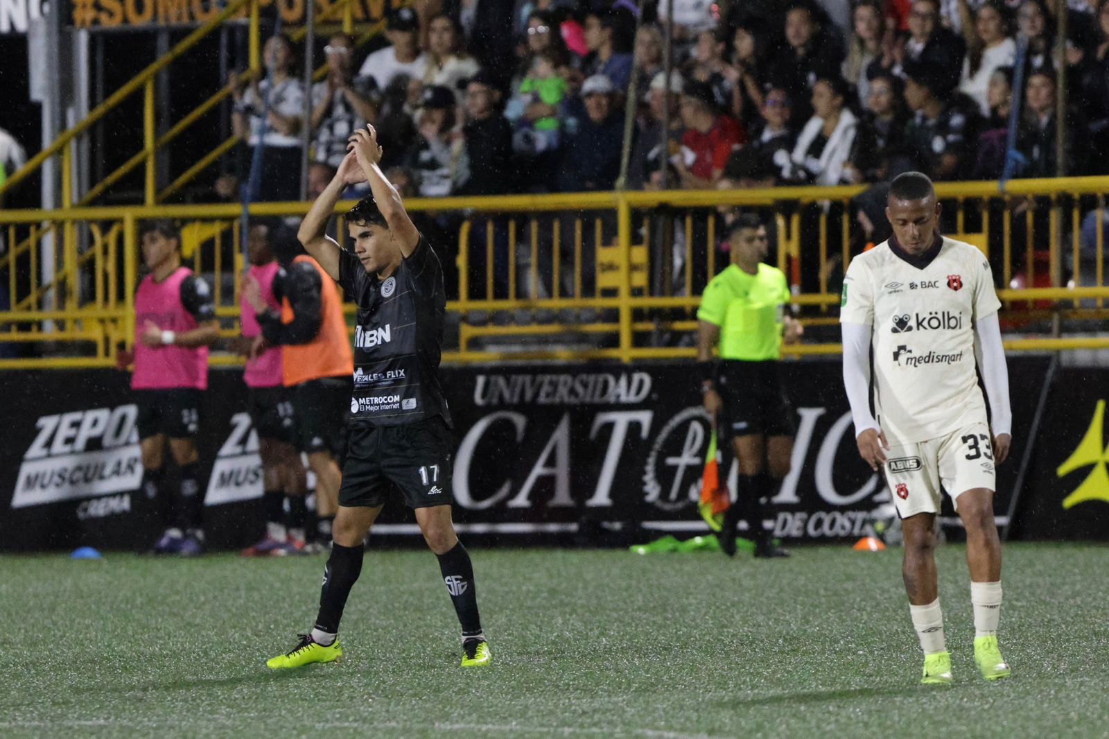 Adolfo Feoli festeja su anotación en el partido entre Sporting y Liga Deportiva Alajuelense.