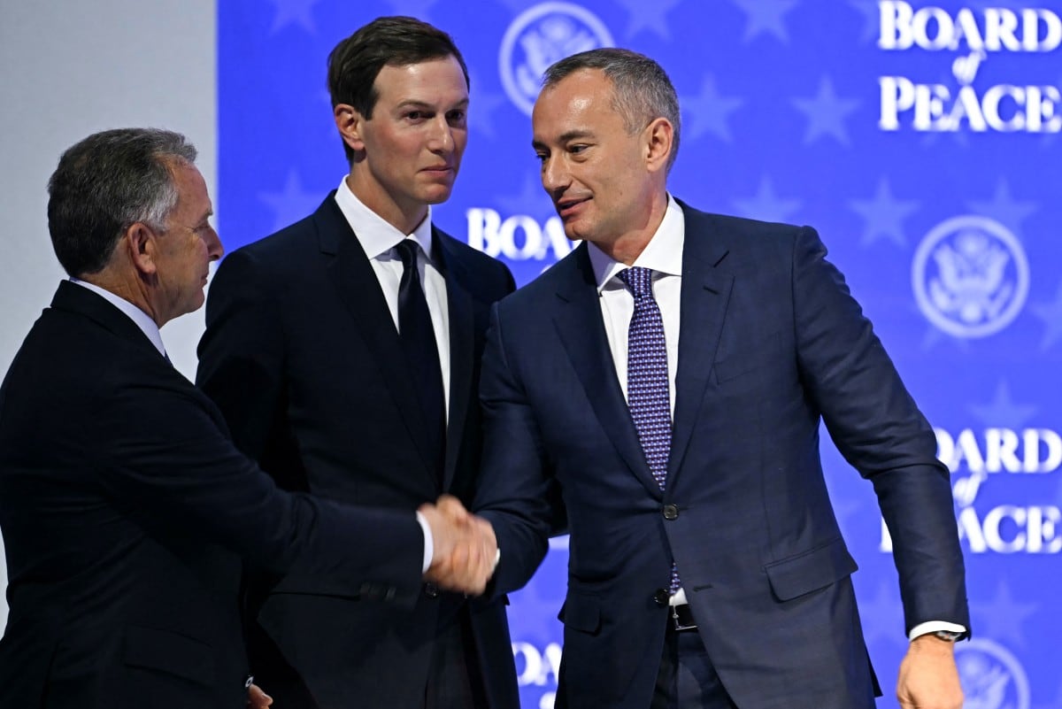 El enviado especial de Estados Unidos, Steve Witkoff (izq.), estrecha la mano de Nickolay Mladenov, alto representante búlgaro para Gaza (der.), junto al empresario estadounidense Jared Kushner, durante una reunión del «Consejo de Paz»