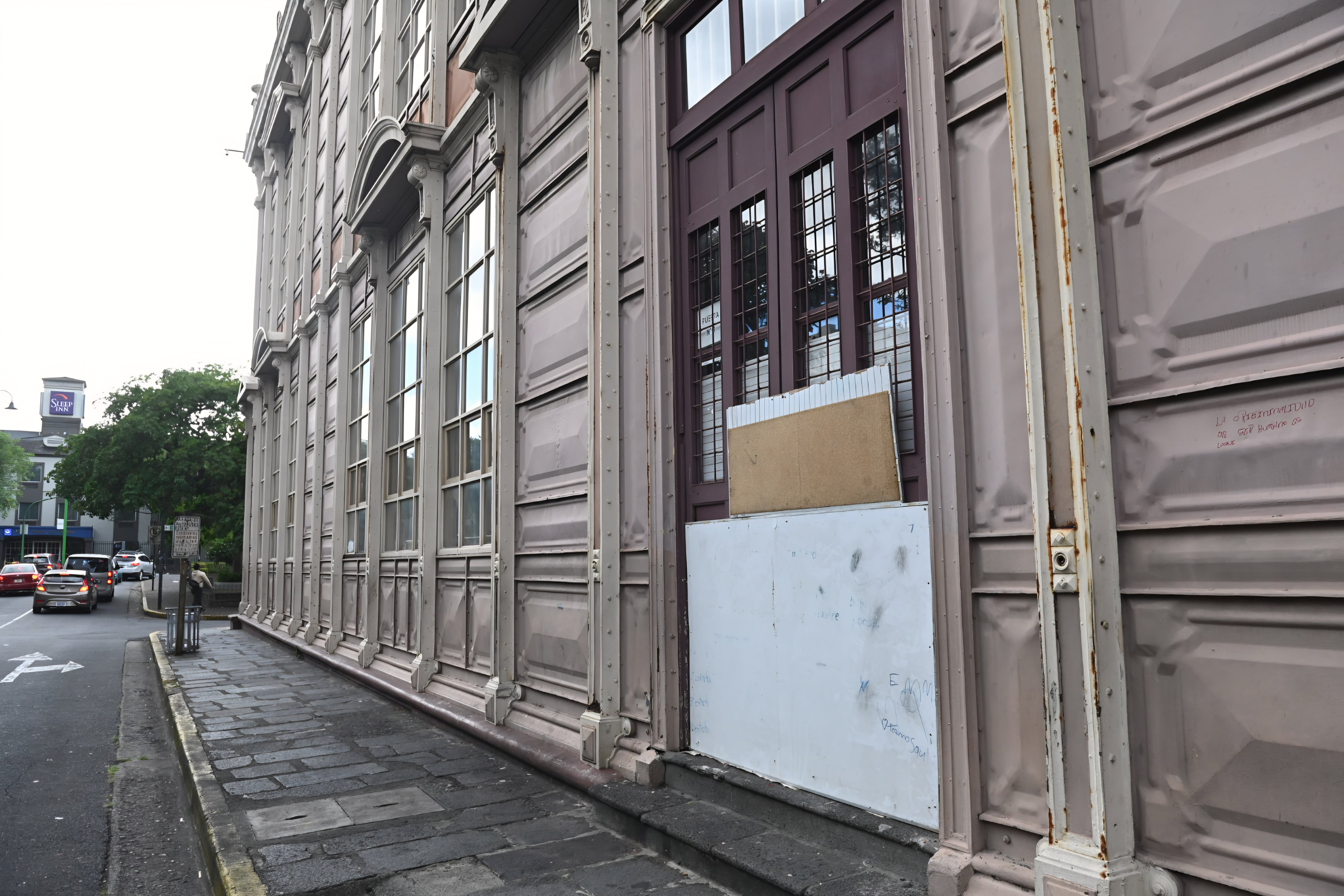 Daños a la Escuela Metálica.