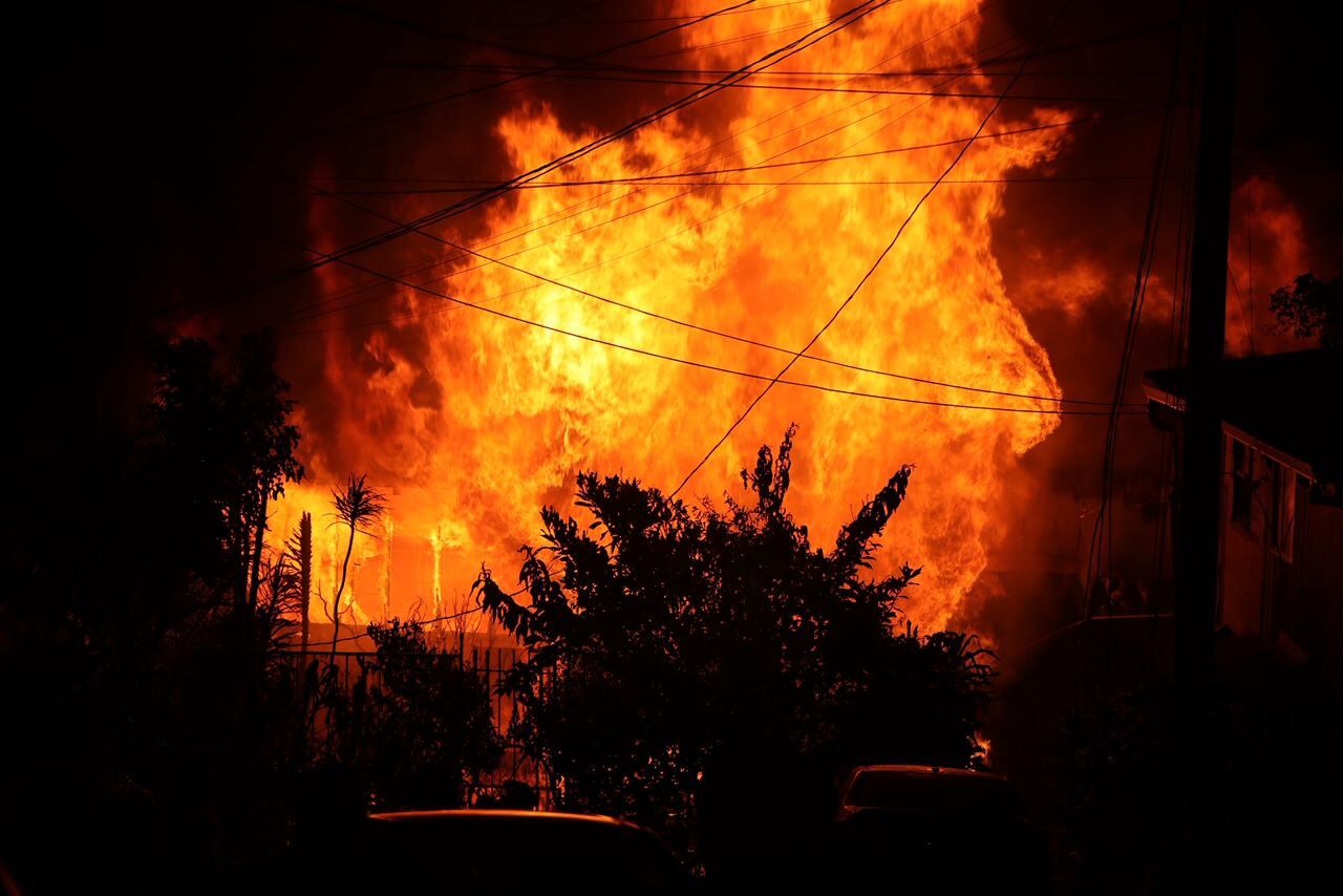La madrugada de este miércoles un incendio en una casa ocurrió en el sector de Santa Eduviges, en Guadalupe, San José. Fotografía: