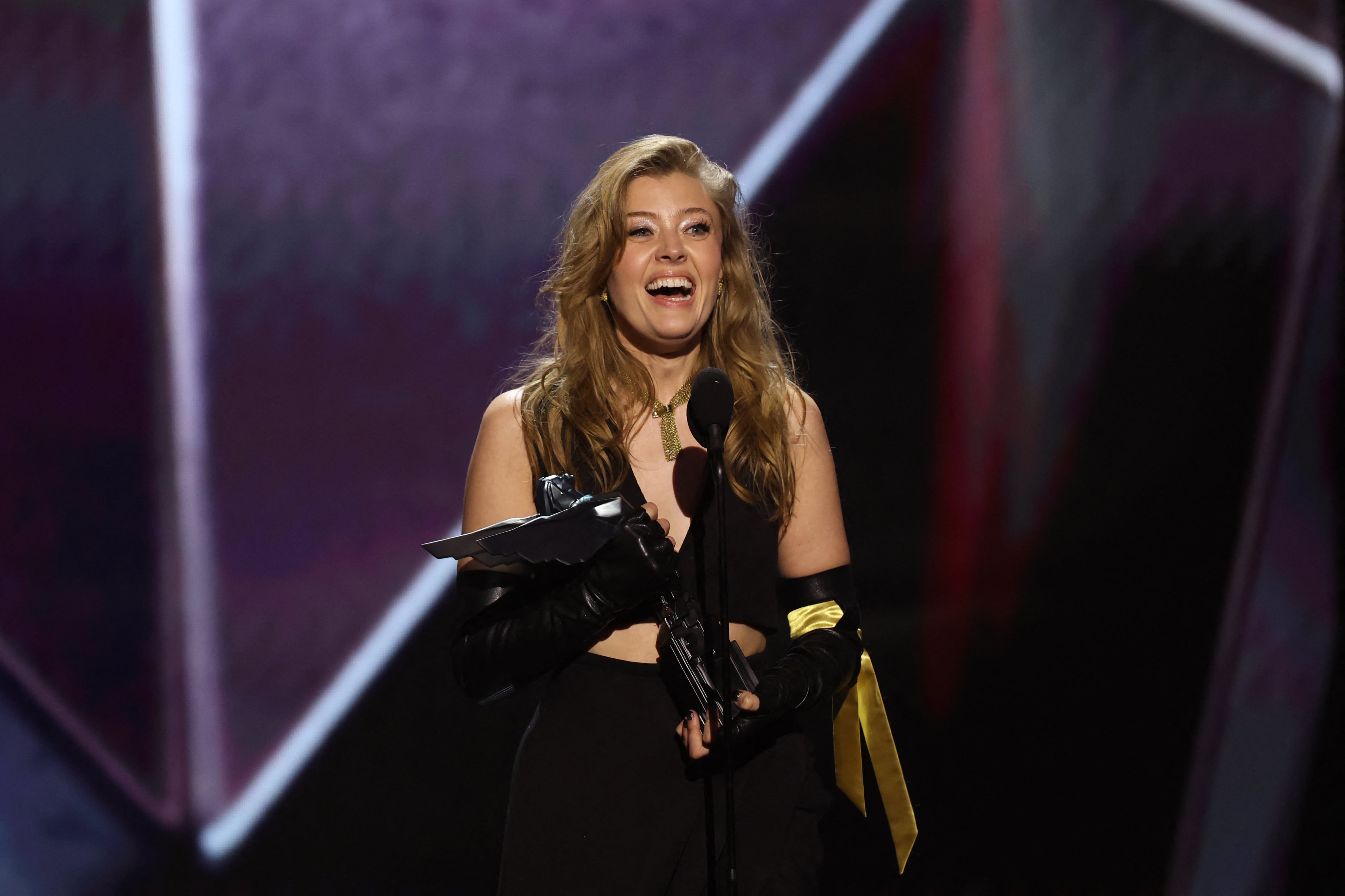 La actriz británica Jennifer English acepta el premio a Mejor Actuación por su participación en el videojuego 'Clair Obscur: Expedition 33'.